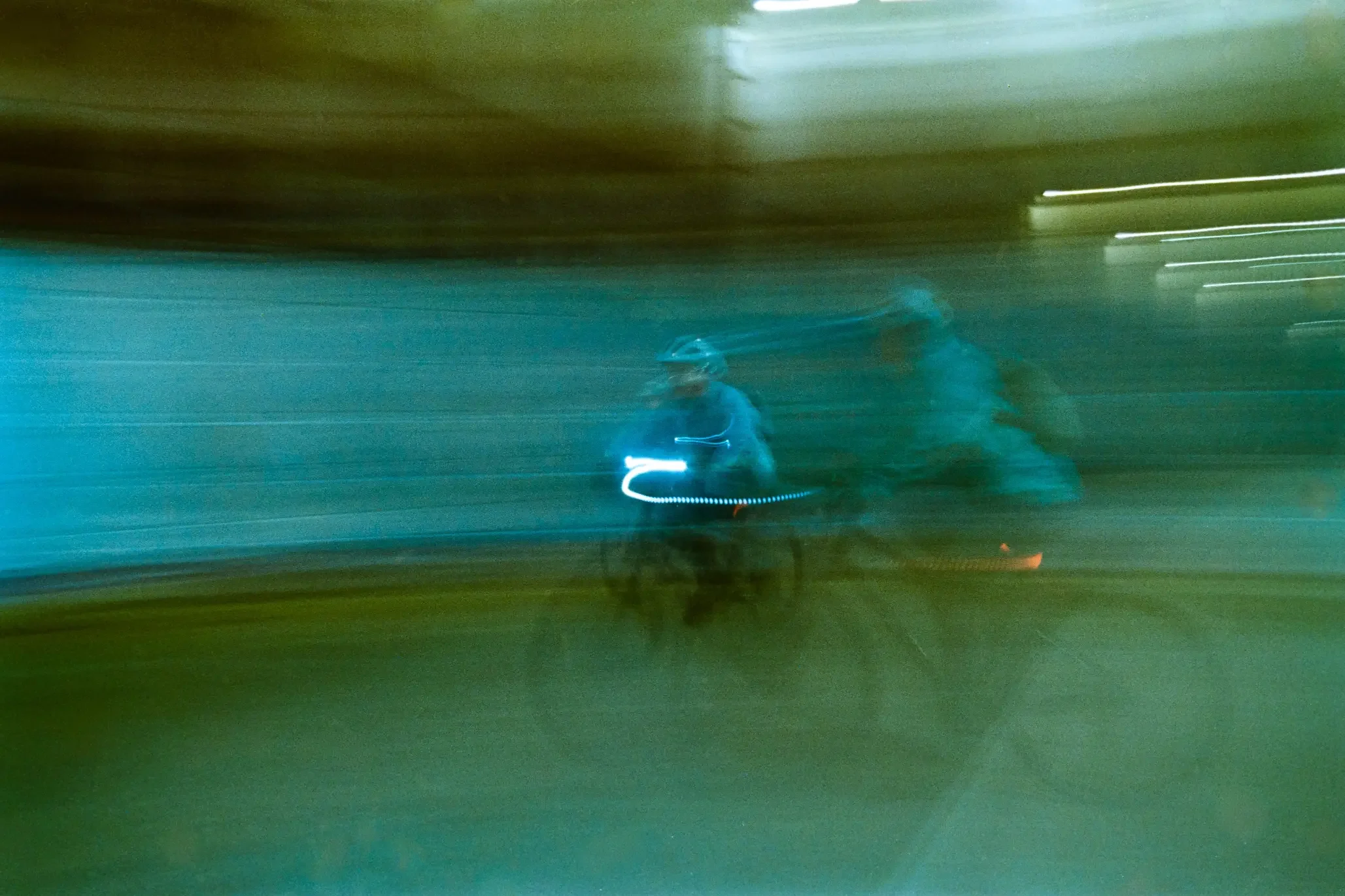 analogfotografie-wien-weihnachtsmarkt-streetfotografie-schwarzweiss-farbe-architektur