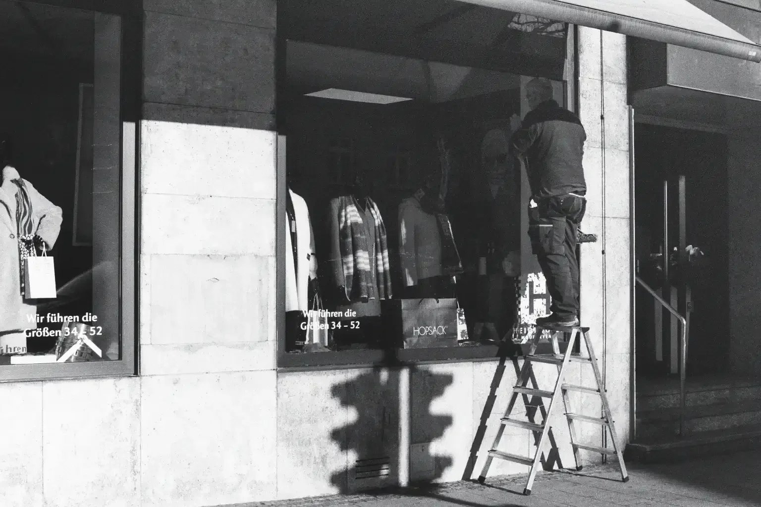 analogfotografie-ludwigsburg-stuttgart-schwarzweiß-farbe-streetfotos-stadtbild-minimalistisch