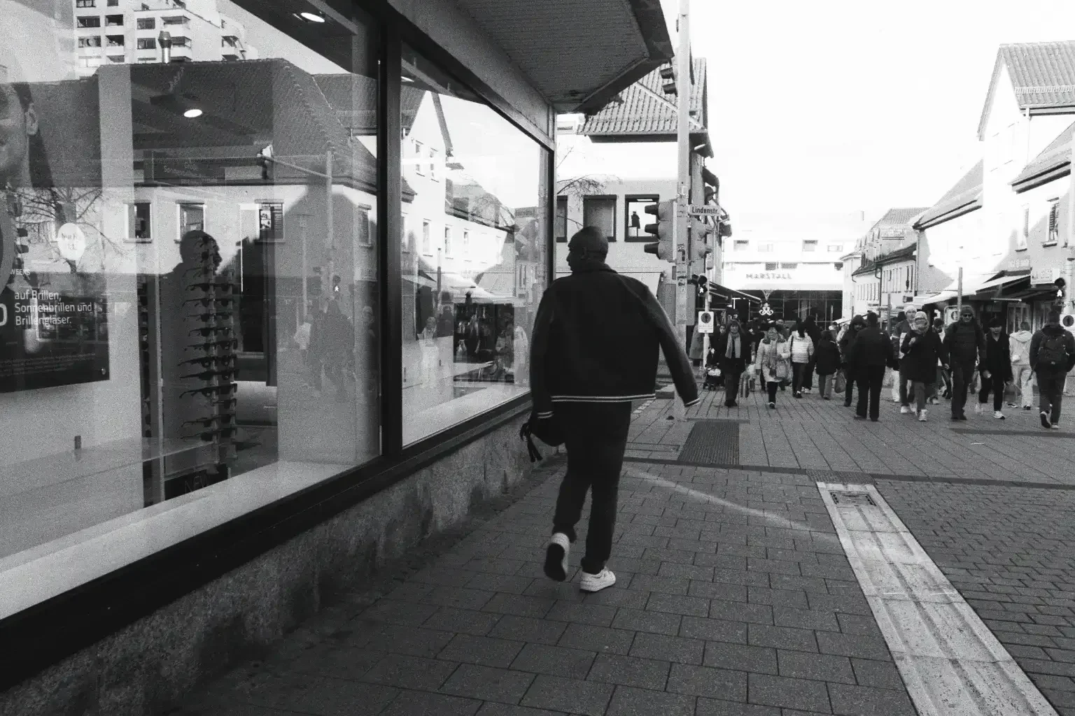 analogfotografie-ludwigsburg-stuttgart-schwarzweiß-farbe-streetfotos-stadtbild-minimalistisch
