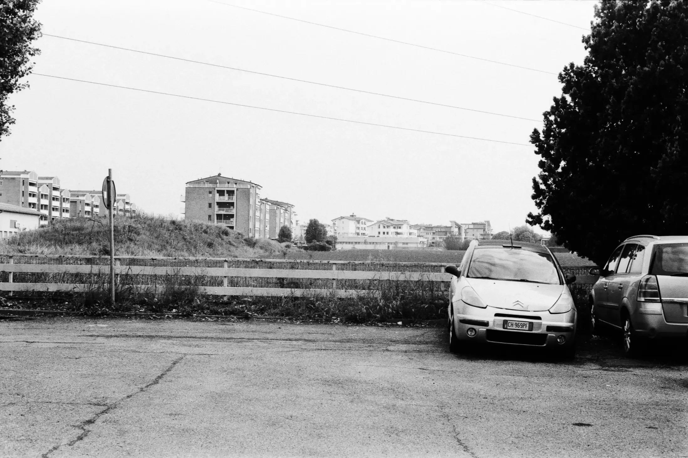 analogfotografie-itlaien, parma. la spezia-schwarzweiß-farbe-streetfotos-stadtbild-minimalistisch
