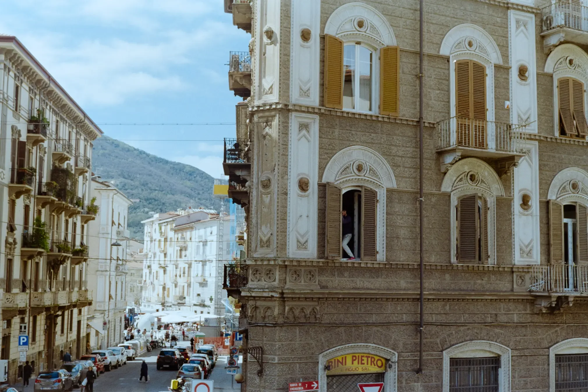 analogfotografie-itlaien, parma. la spezia-schwarzweiß-farbe-streetfotos-stadtbild-minimalistisch