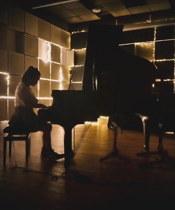 Reunited with my favourite Piano&hellip; 🎹 

@grosvenorroadstudios 
@zionrecstudio 
@libbiepricemusic 
@lottie_trewick 📸

#LP #LibbiePriceMusic #Piano #Pianist #GRS #GrosvenorRoadStudios #Recording #GrandePiano #BabyGrandePiano #Music #Musician #Al