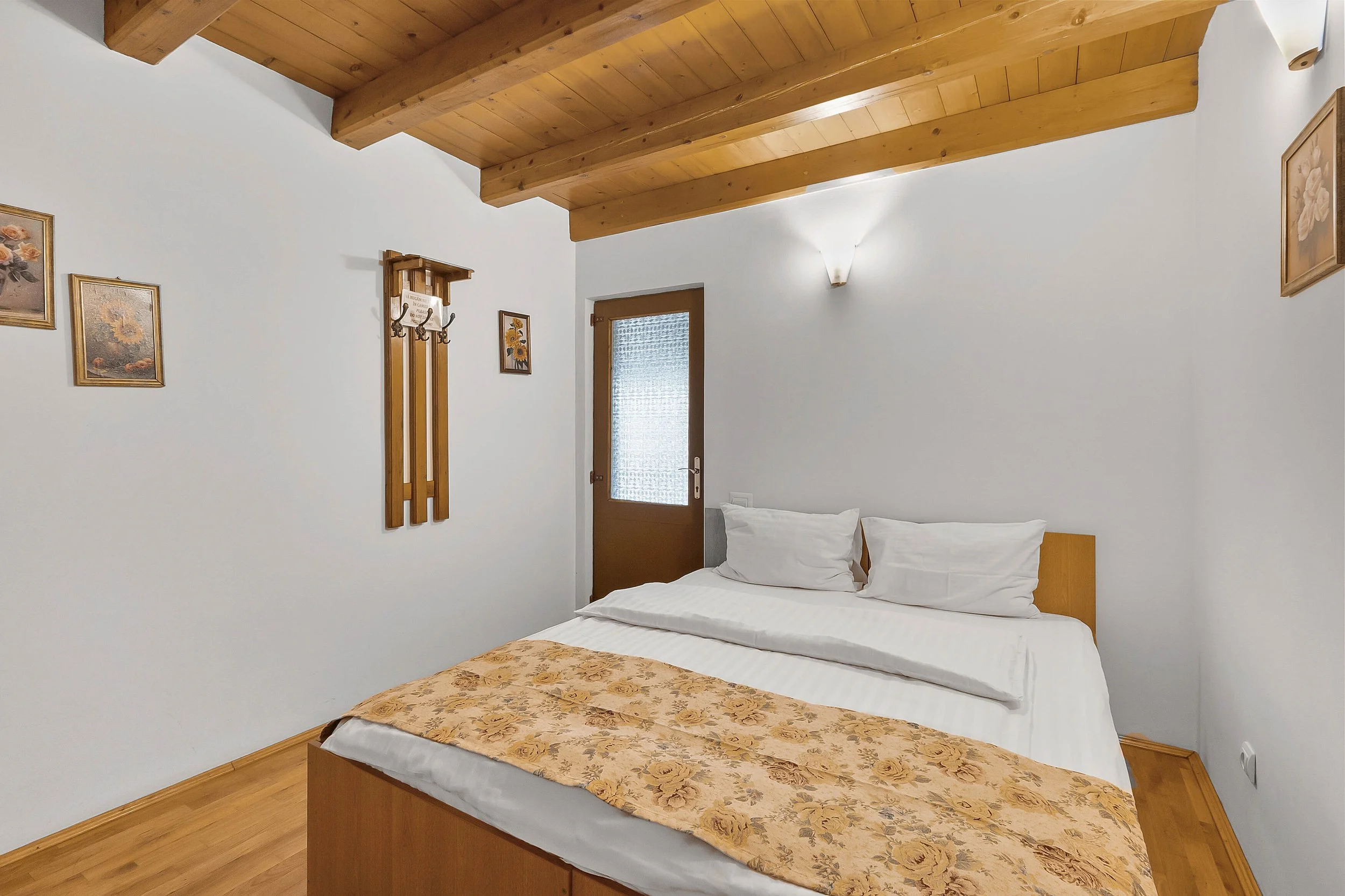 Room 2 Casa Adam.jpg