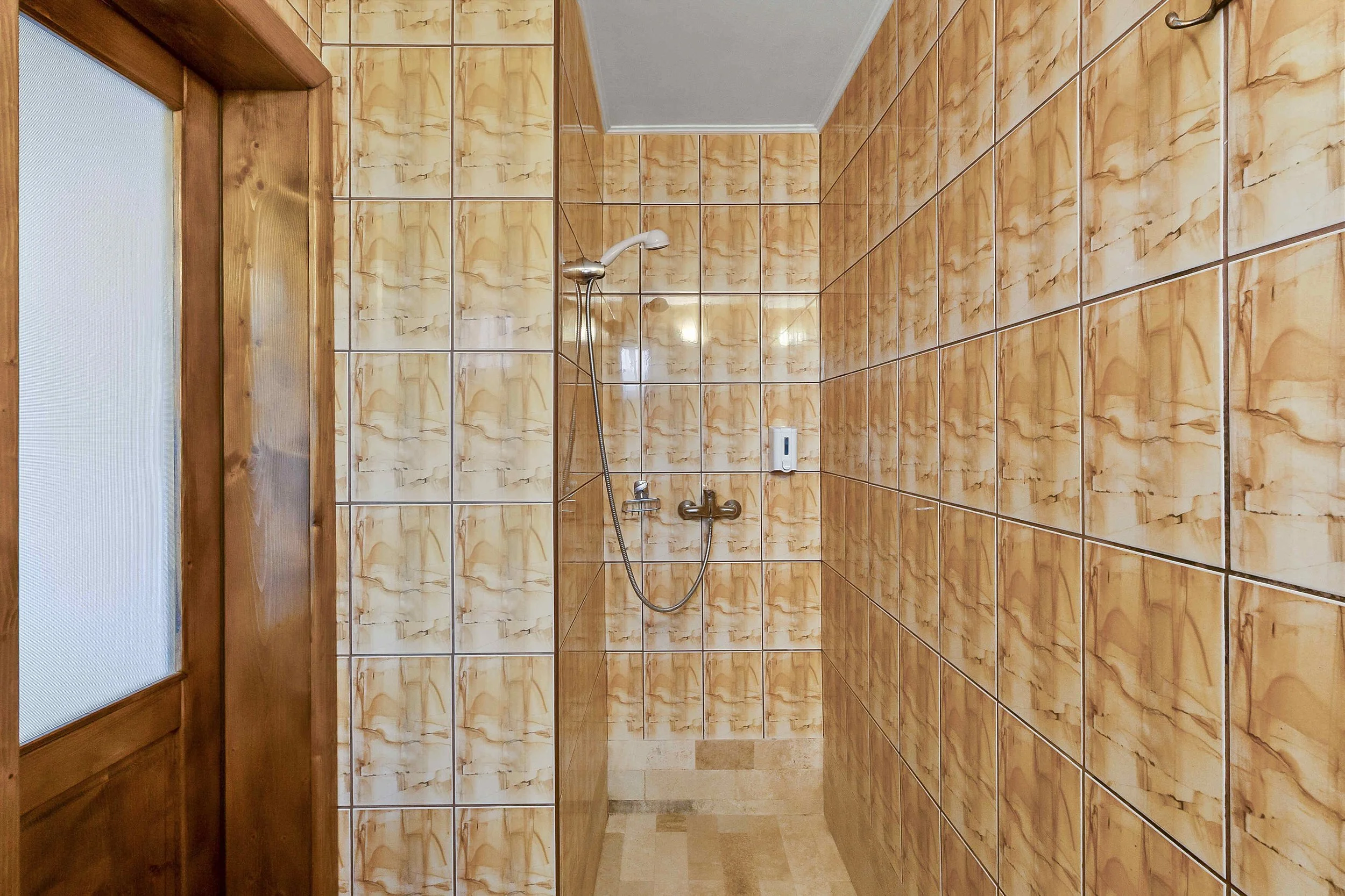room 1 casa adam in sighisoara toilet.jpg