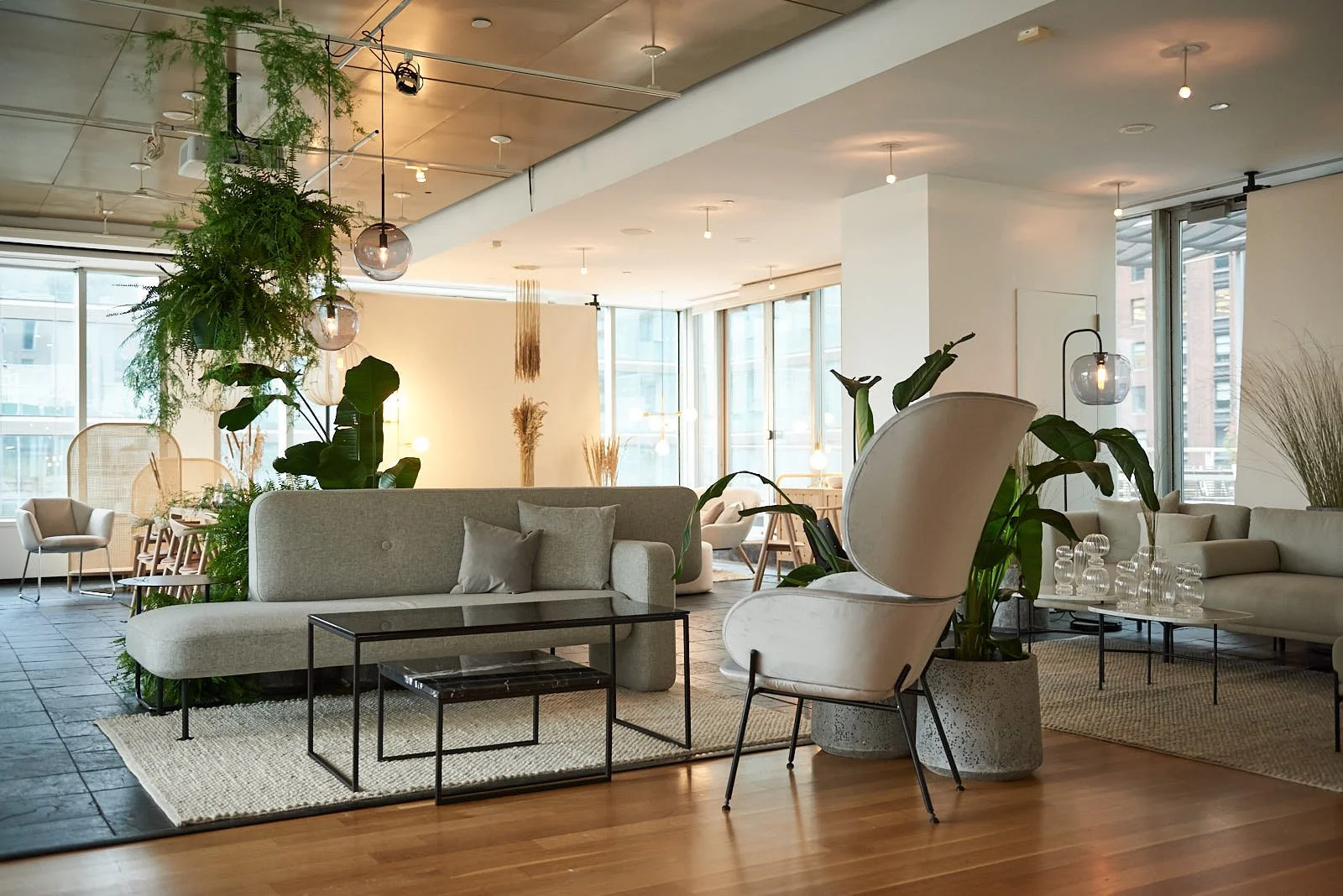 A modern and cozy lounge area with neutral-colored furniture from Bolia.