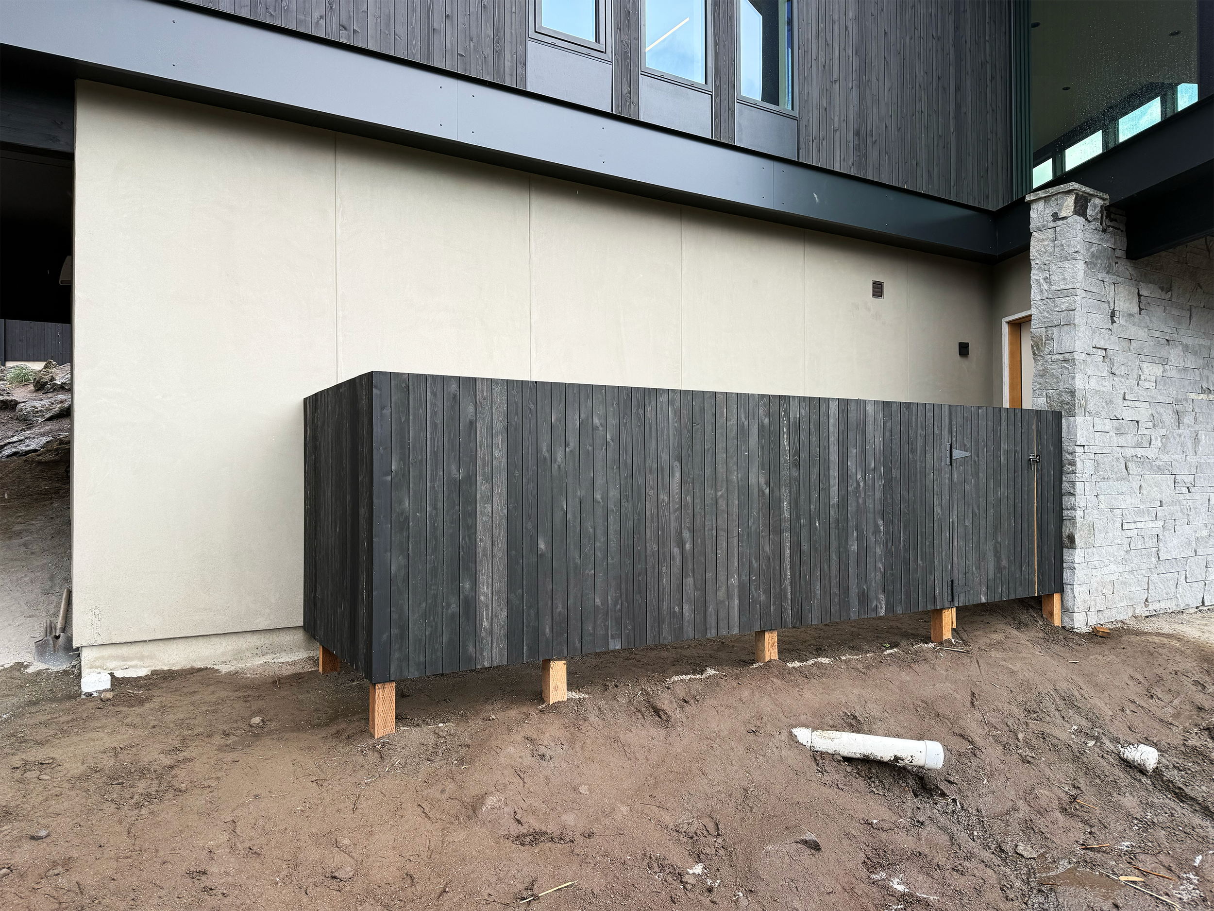 Red-River-Remodel-and-Construction-Sam-Knowlton-Central-Oregon-Contractor-Exterior-Fence-Enclosure-Wood-Modern.png