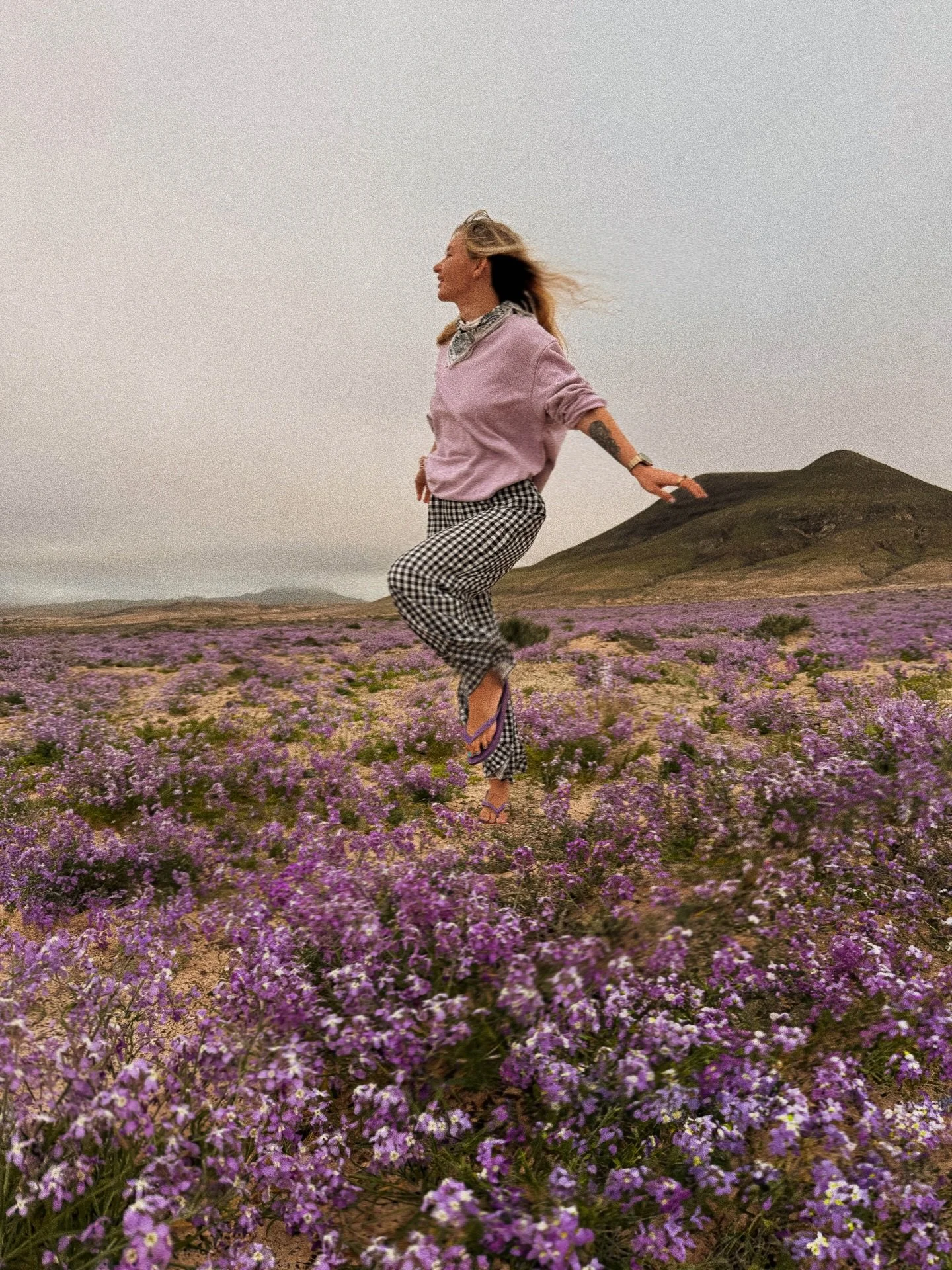 Kiedy przeprowadziłam się na Fuerte te trzy i p&oacute;ł roku temu, to najbardziej zatrzymało mnie tutaj to, że ta wyspa jest surowa, minimalistyczna do b&oacute;lu i bardzo oszczędna. 
Nie daje wszystkiego od razu, nie zaprasza i na pewno to ty musi