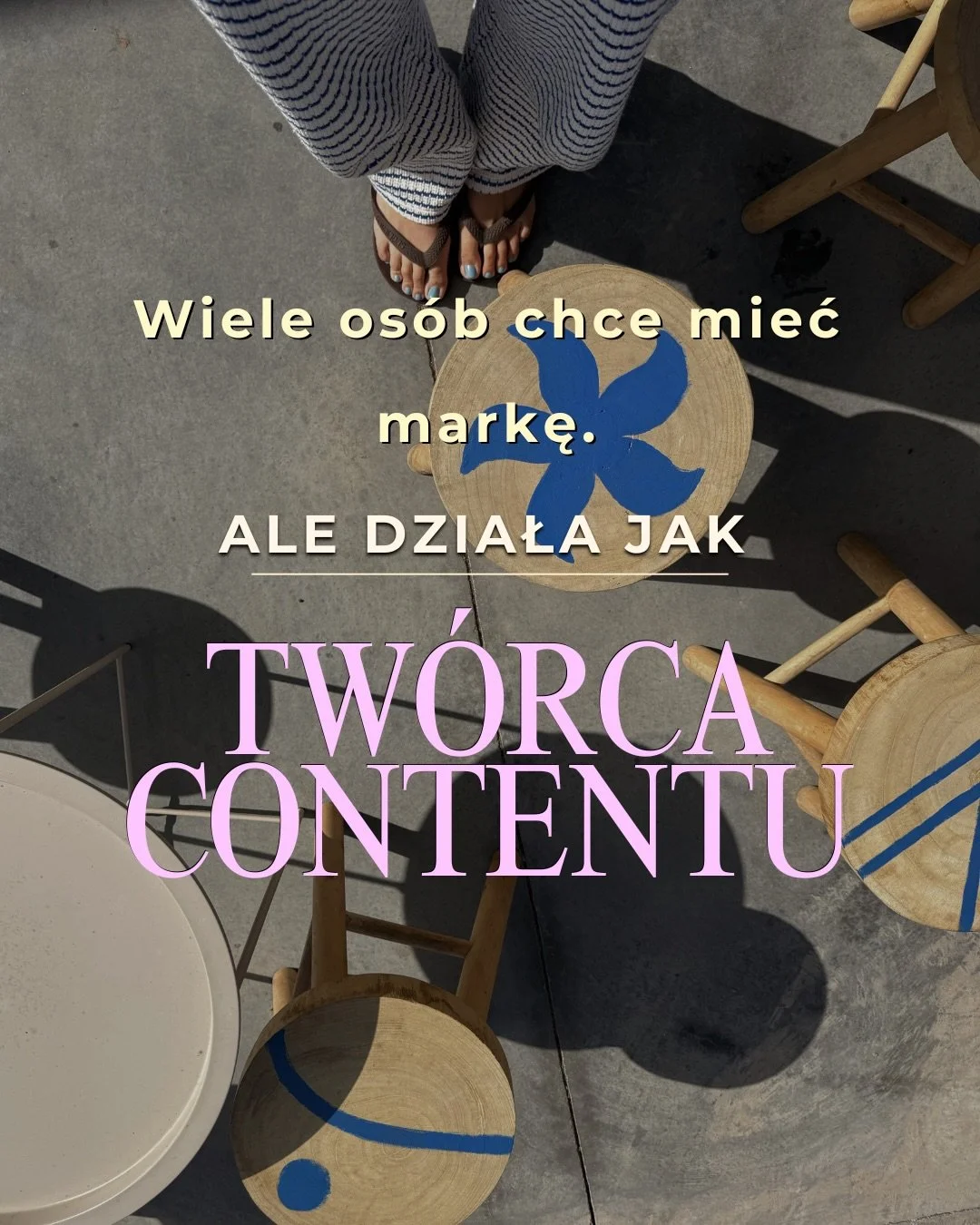 Bardzo często widzę to na początku pracy z klientkami.
Cała energia idzie w jedno pytanie: jak robić lepsze treści.
Bardziej kreatywne.Mocniejsze.Takie, kt&oacute;re się poniosą.

A dużo rzadziej pojawiają się pytania, kt&oacute;re tak naprawdę buduj
