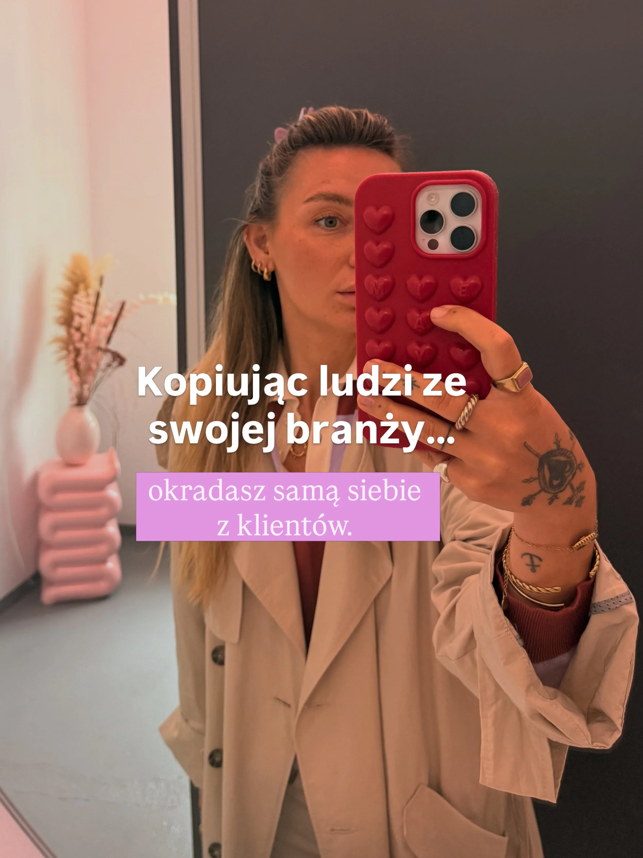 Największym kosztem kopiowania ludzi ze swojej branży nie jest brak autentyczności.

Jest nim utrata swoich ludzi, wymarzonych klient&oacute;w.

Kt&oacute;rzy szukają Ciebie, kogoś kogo tu wcześniej nie było.

Czują to w Twoim sposobie patrzenia na ś