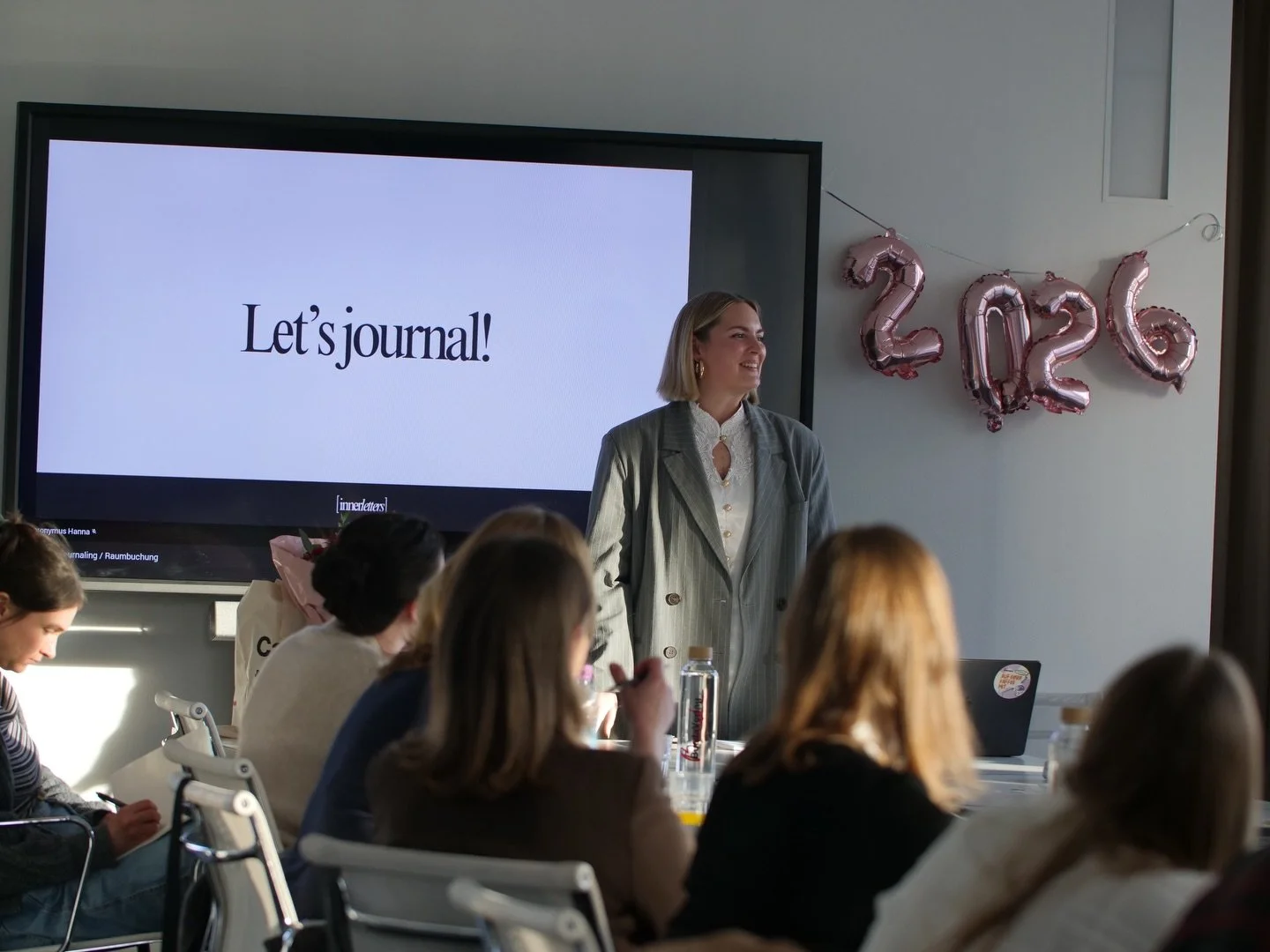 x @burdakarriere ✨

Diese Woche durfte ich zwei Journaling-Workshops bei @hubert_burda_media im Rahmen des Impuls-Formats &bdquo;Auf einen Kaffee mit&hellip;&ldquo; halten.

Das Thema: Setting the tone of the year 🖊️ 

Neben einer Einf&uuml;hrung in