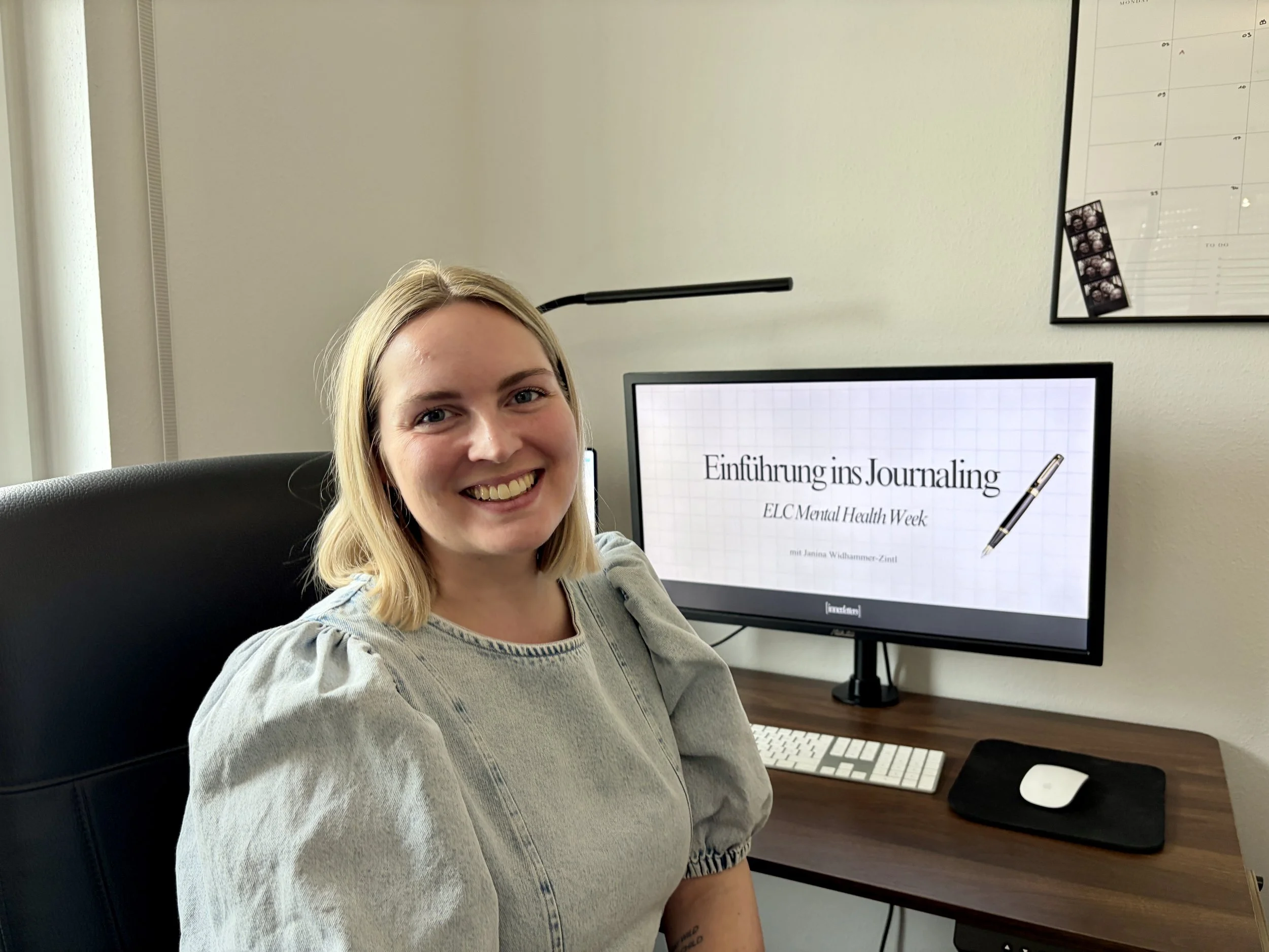 Frau vor Laptop beim Halten eines Online-Workshops