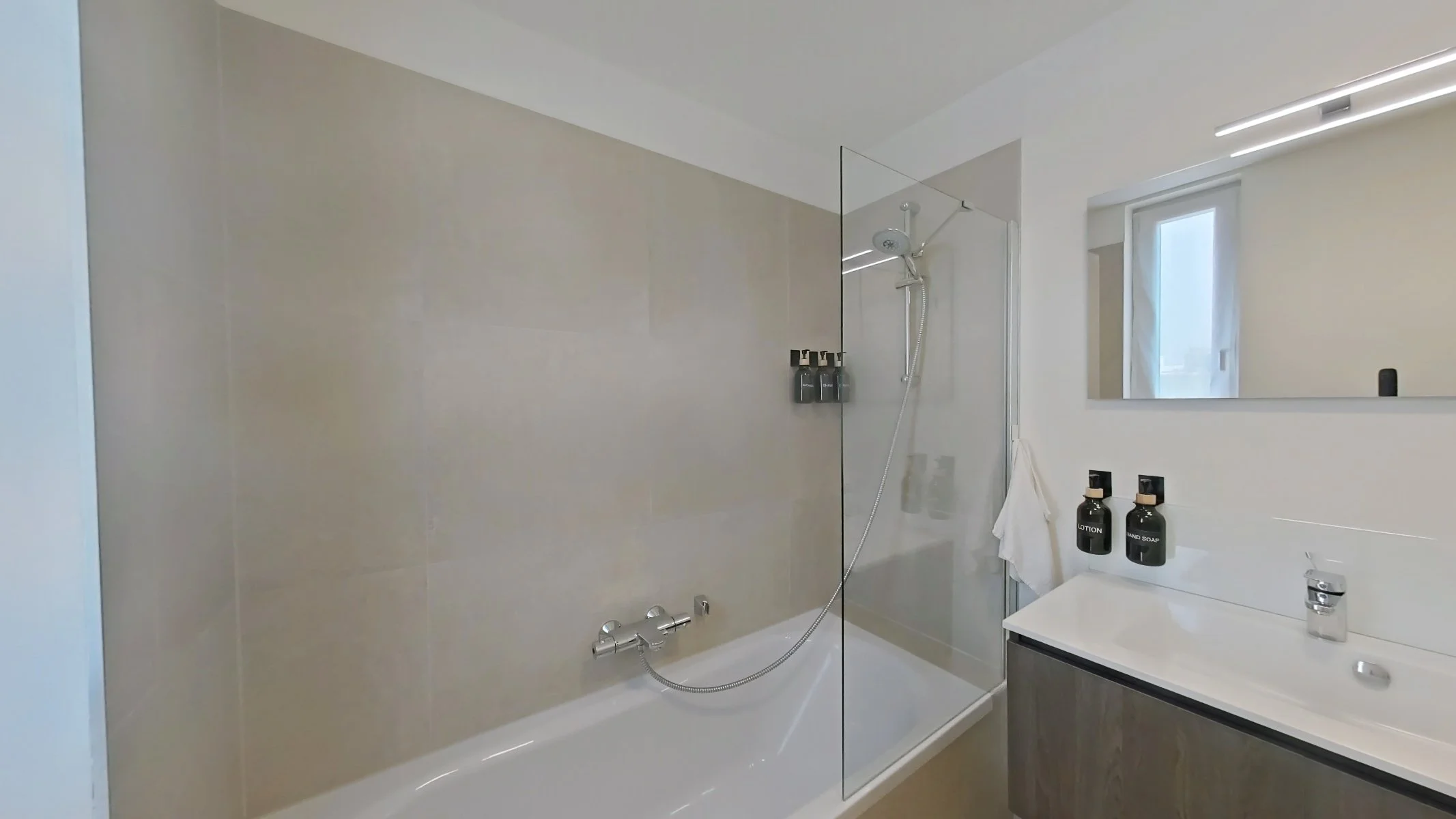 Bathroom suite 1.jpg
