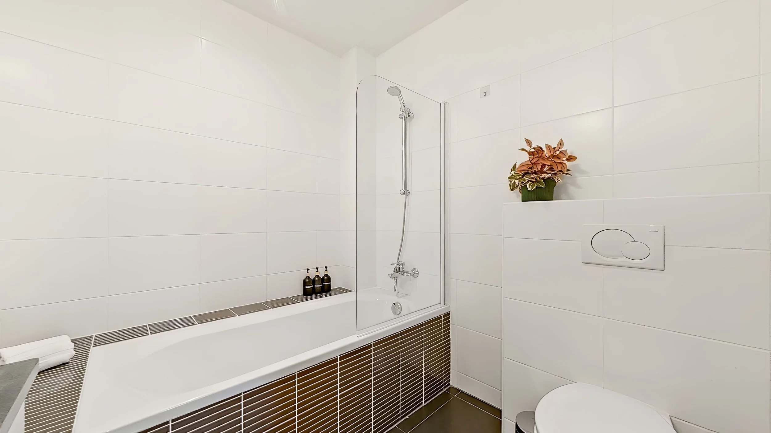 Bathroom (2)_edit.jpg