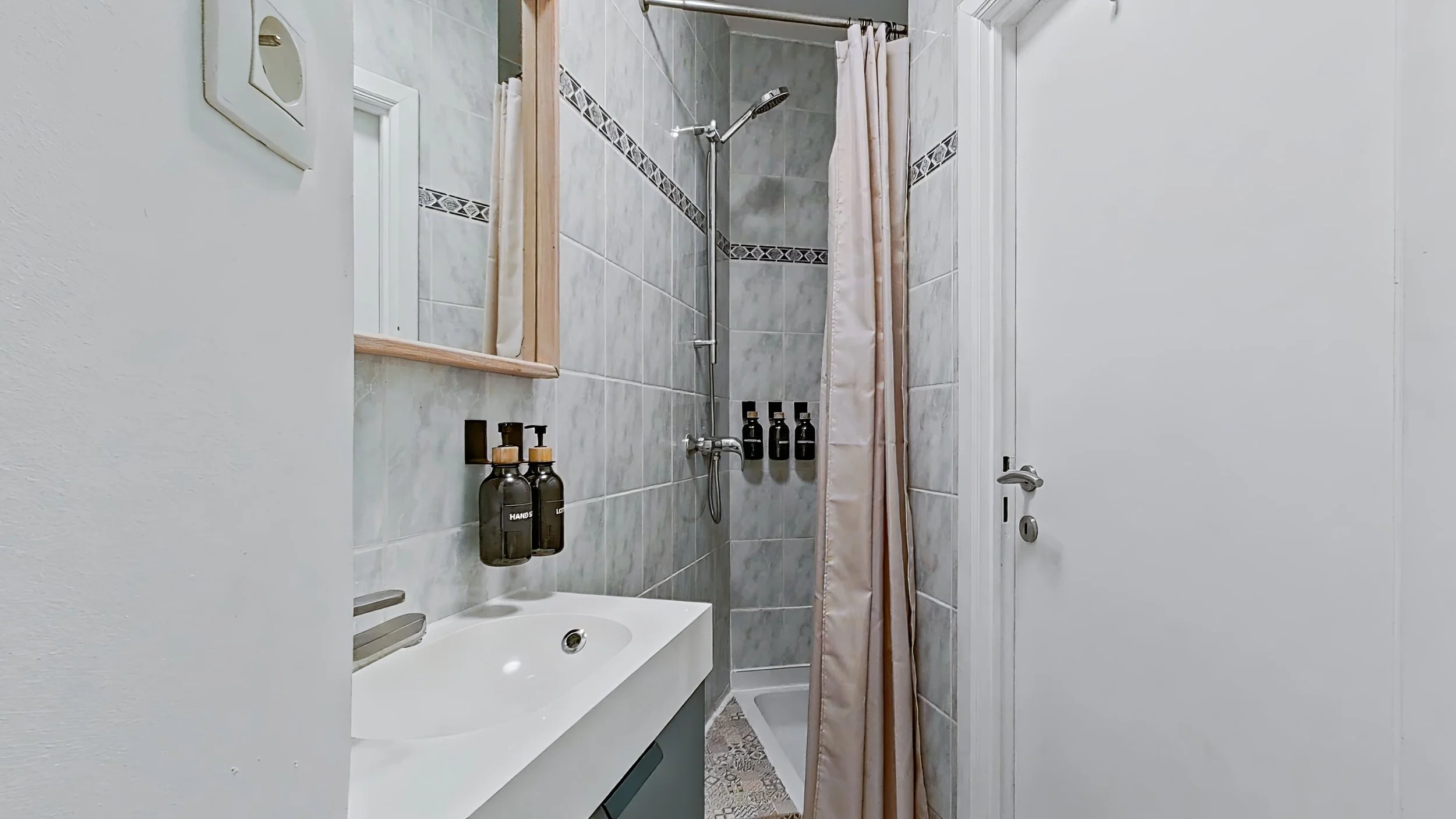 Bathroom (2)_edit.jpg