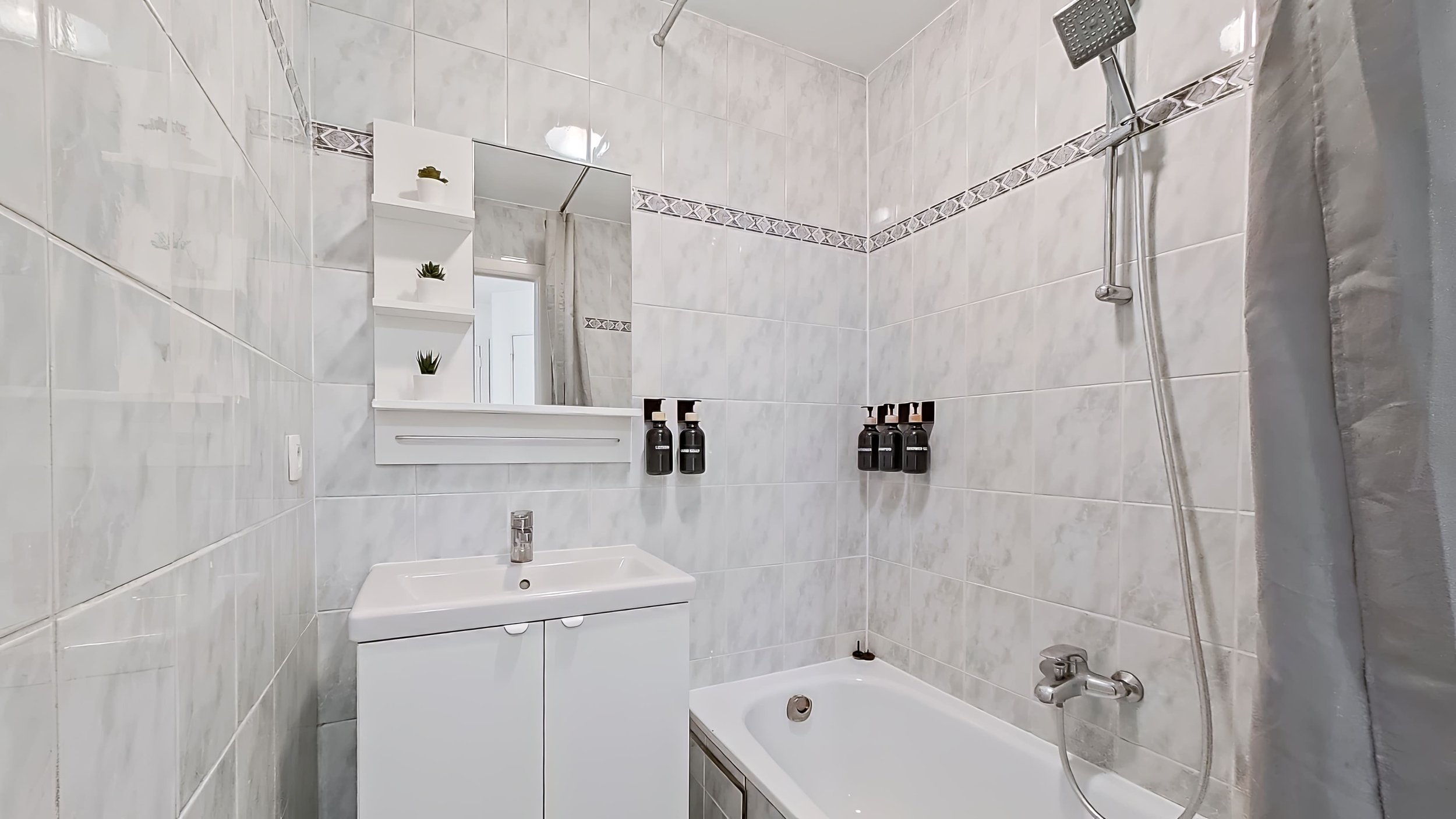 Bathroom (1)_edit.jpg