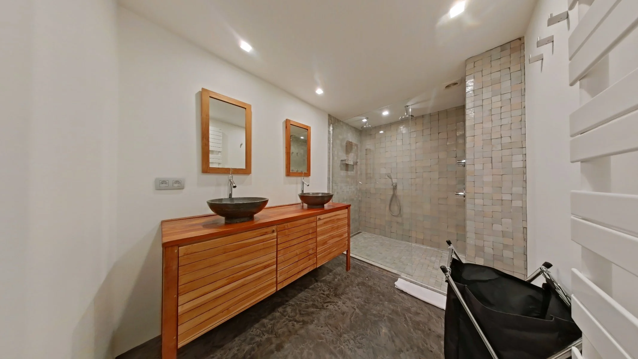 Bathroom (1).jpg