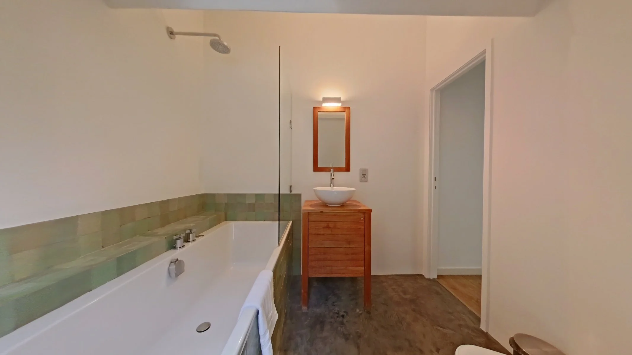 Bathroom (2).jpg