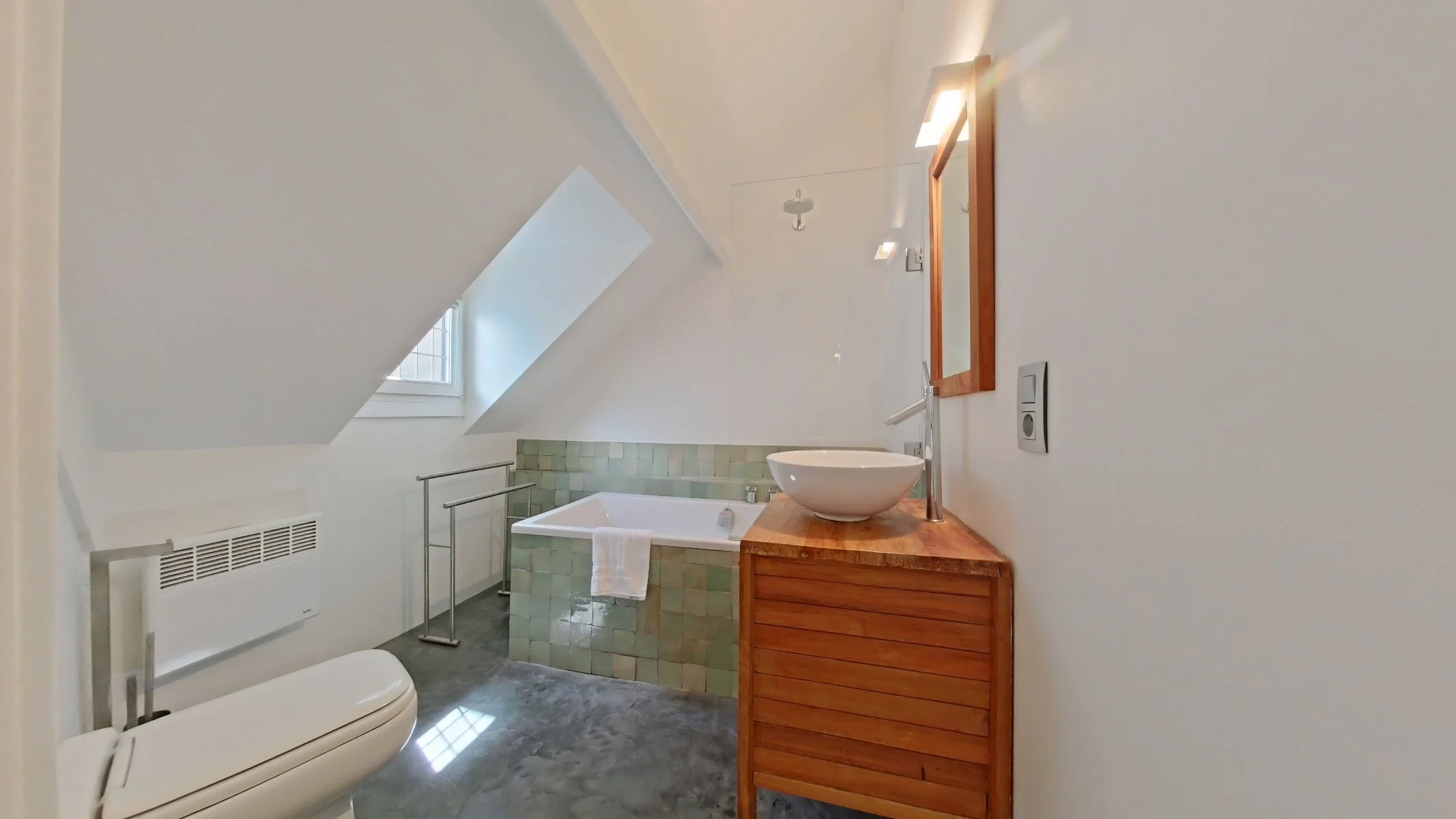 Bathroom 2 Nd Floor.jpg