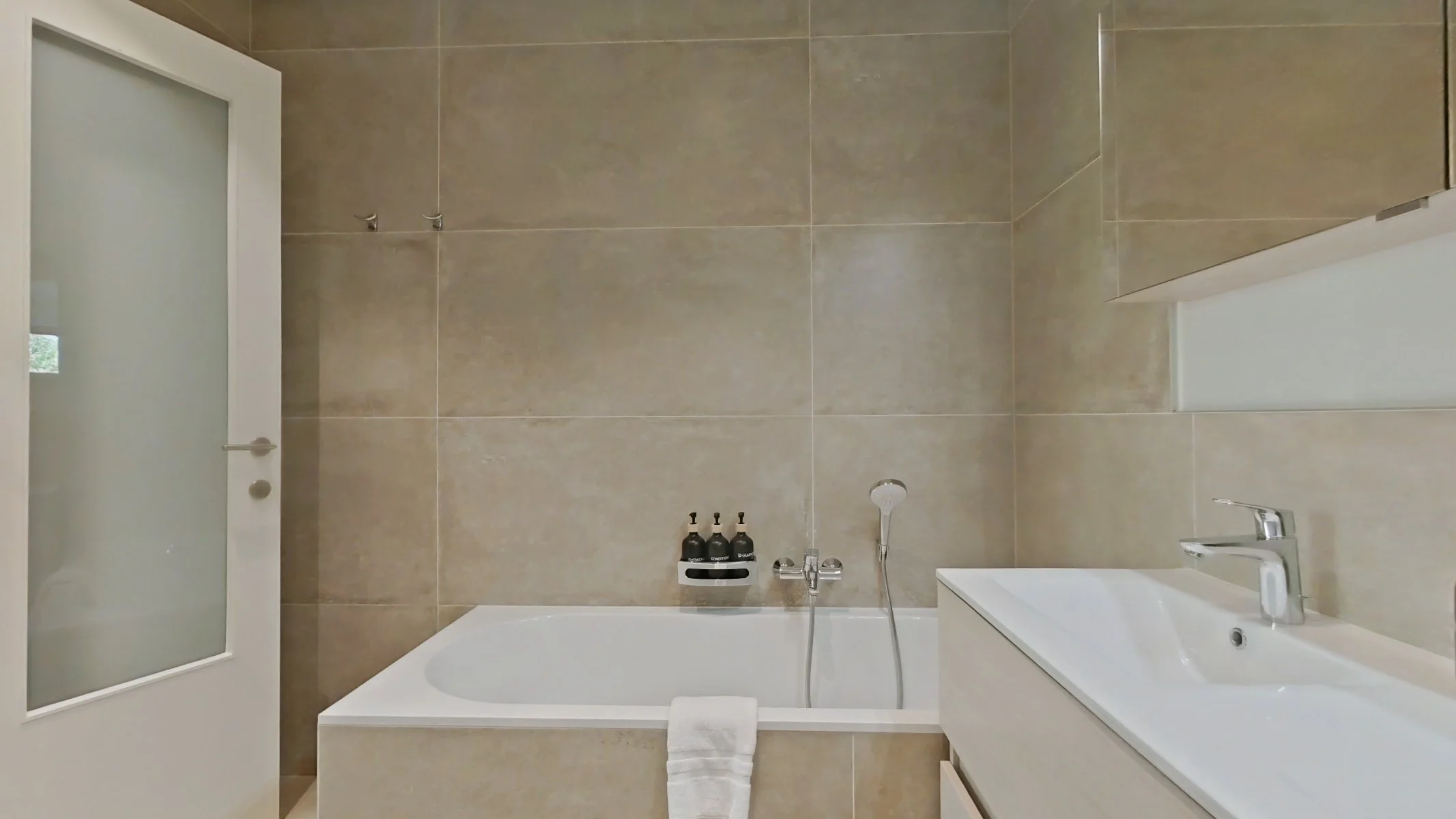 Bathroom (2).jpg