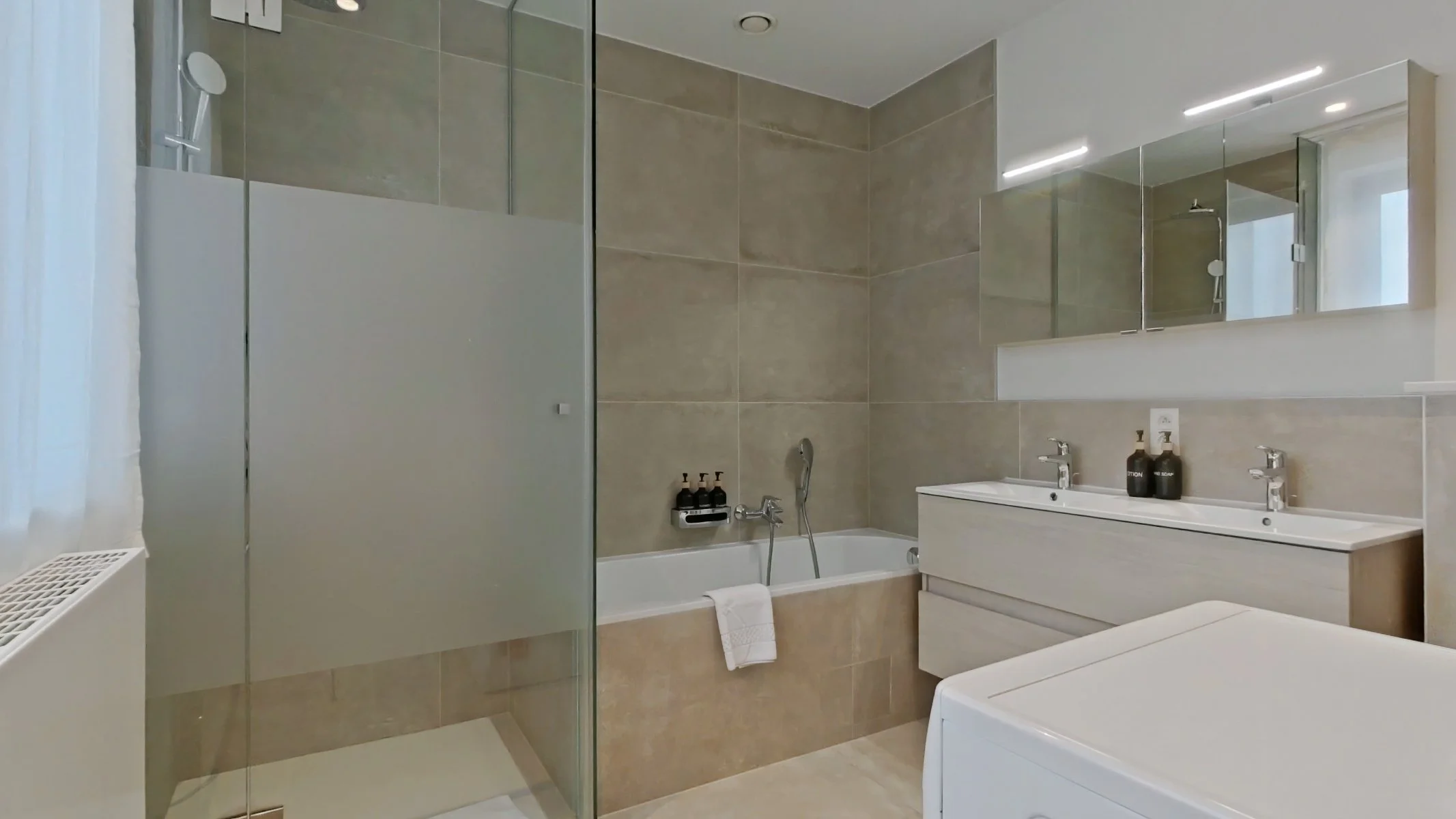 Bathroom Suite Bed 2.jpg