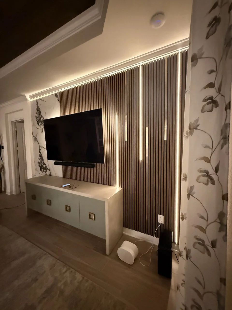 Tampa, FL – Floating TV Panel Media Wall with Wood Slats &amp; LED Lighting