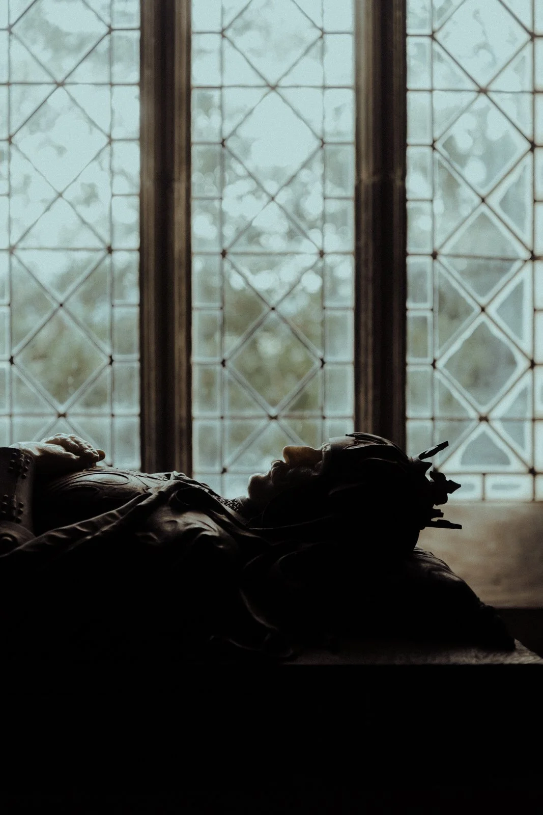 st conans kirk elopement photography effigy of Robert the Bruce