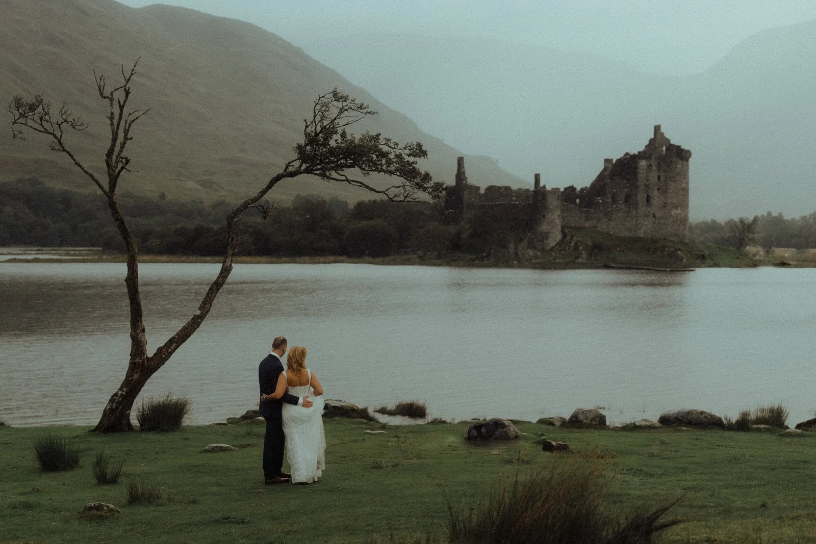 kilchurn castle elopement photography bride and groom castle view