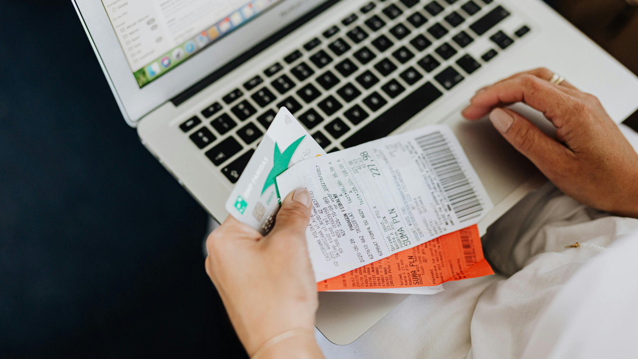 Photo of a person doing their bookkeeping by www.kaboompics.com: https://www.pexels.com/photo/person-using-a-computer-and-holding-a-credit-card-and-receipts-4968390/