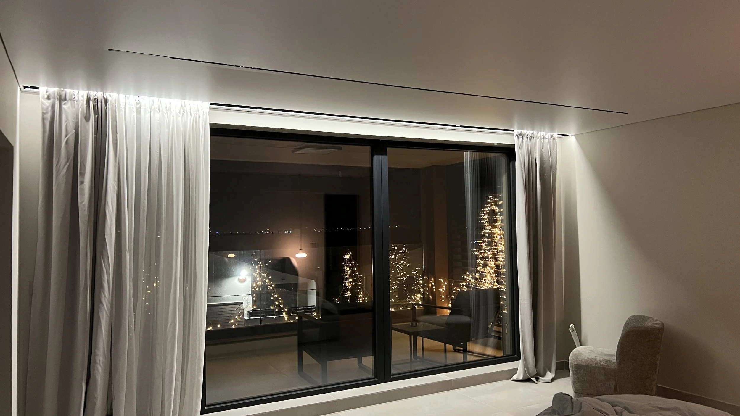 Магнитен трек осветление, вграден в опънат (окачен) таван – модерен интериор и чисти линии, София.