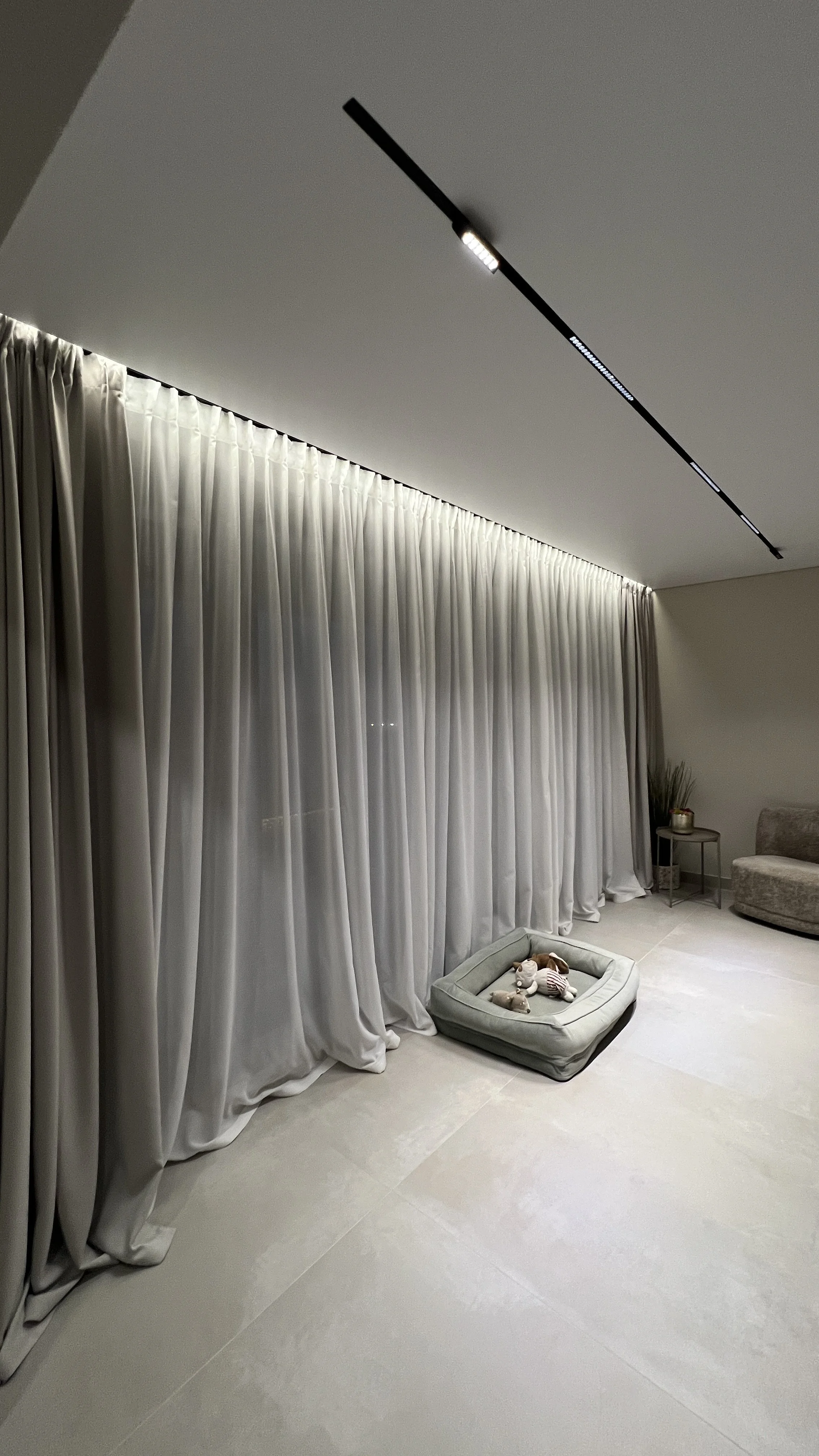 Премиум опънат (окачен) таван магнитна релса и светлинни линии – EcoCeiling