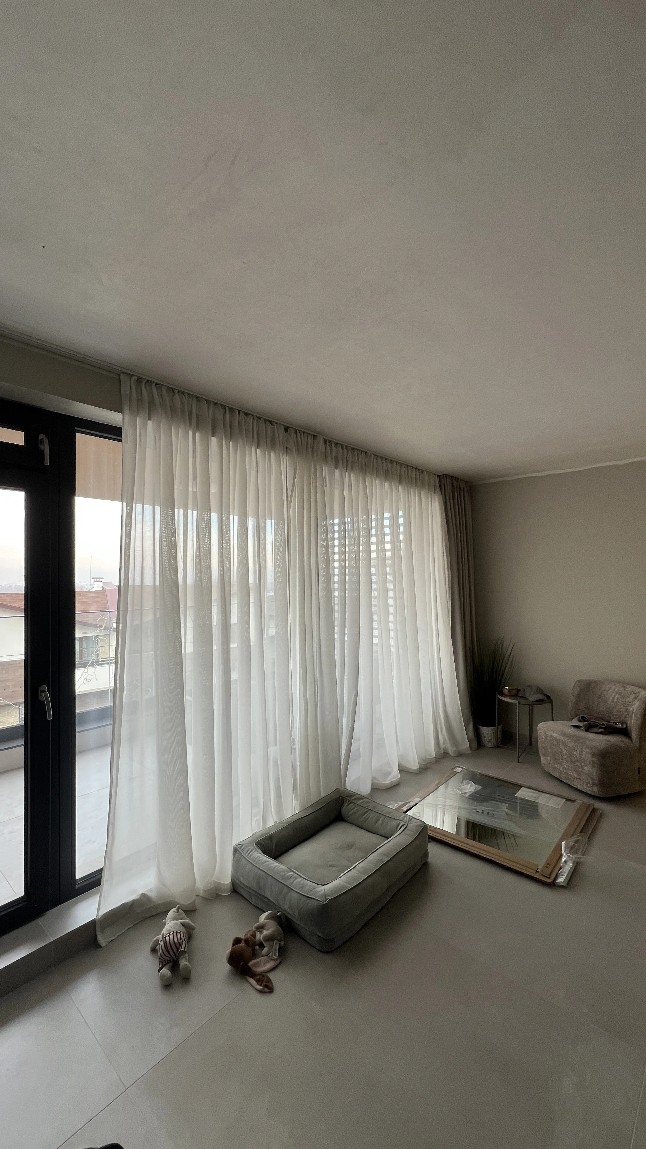 Карнизна ниша (скрит корниз) за пердета при ремонт – чист вид, без корниз на показ, подходящо за ново строителство.