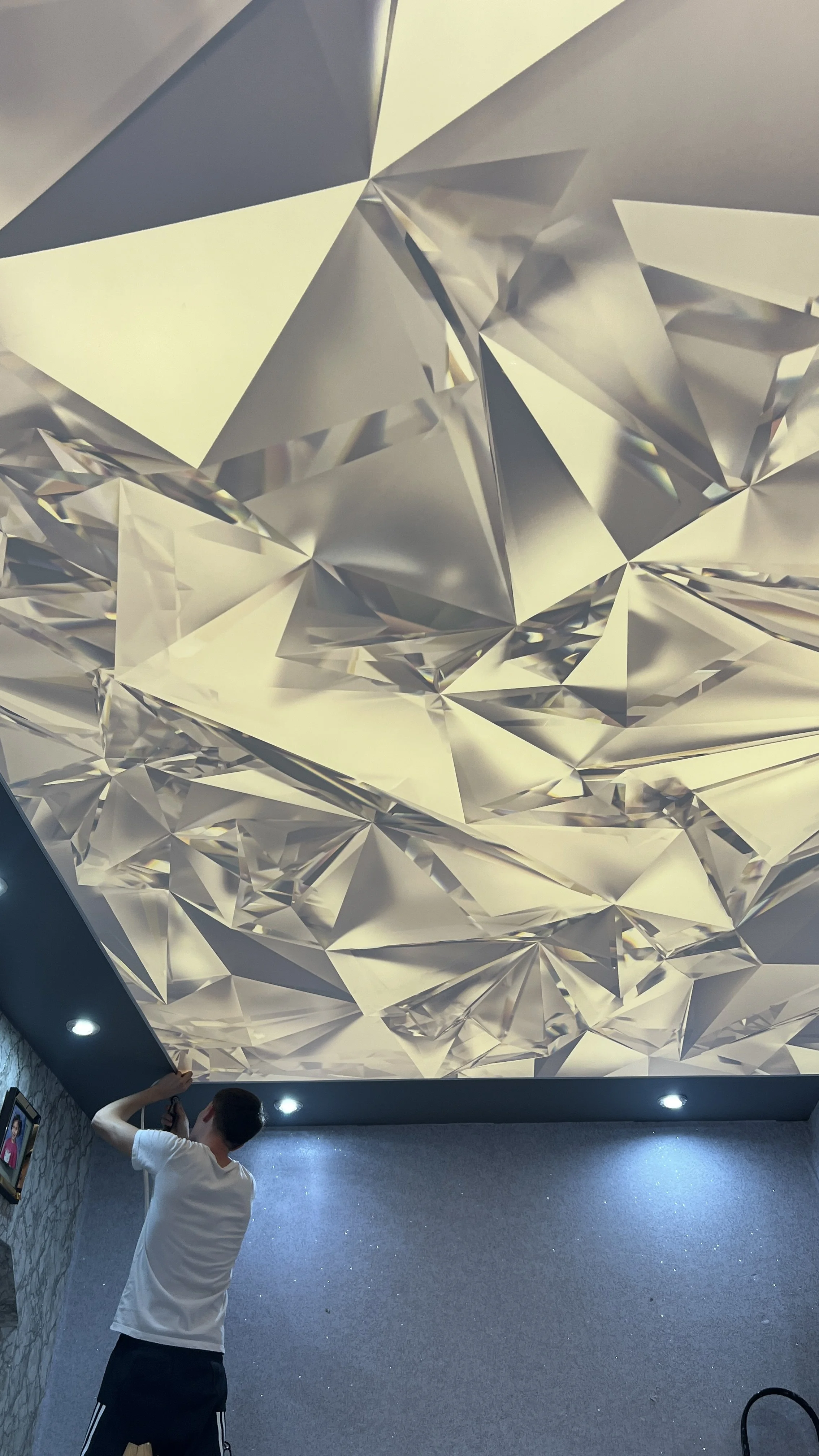 MonoVision опънат таван „Кристали / Диаманти“ — бял таван, който оживява с осветлението