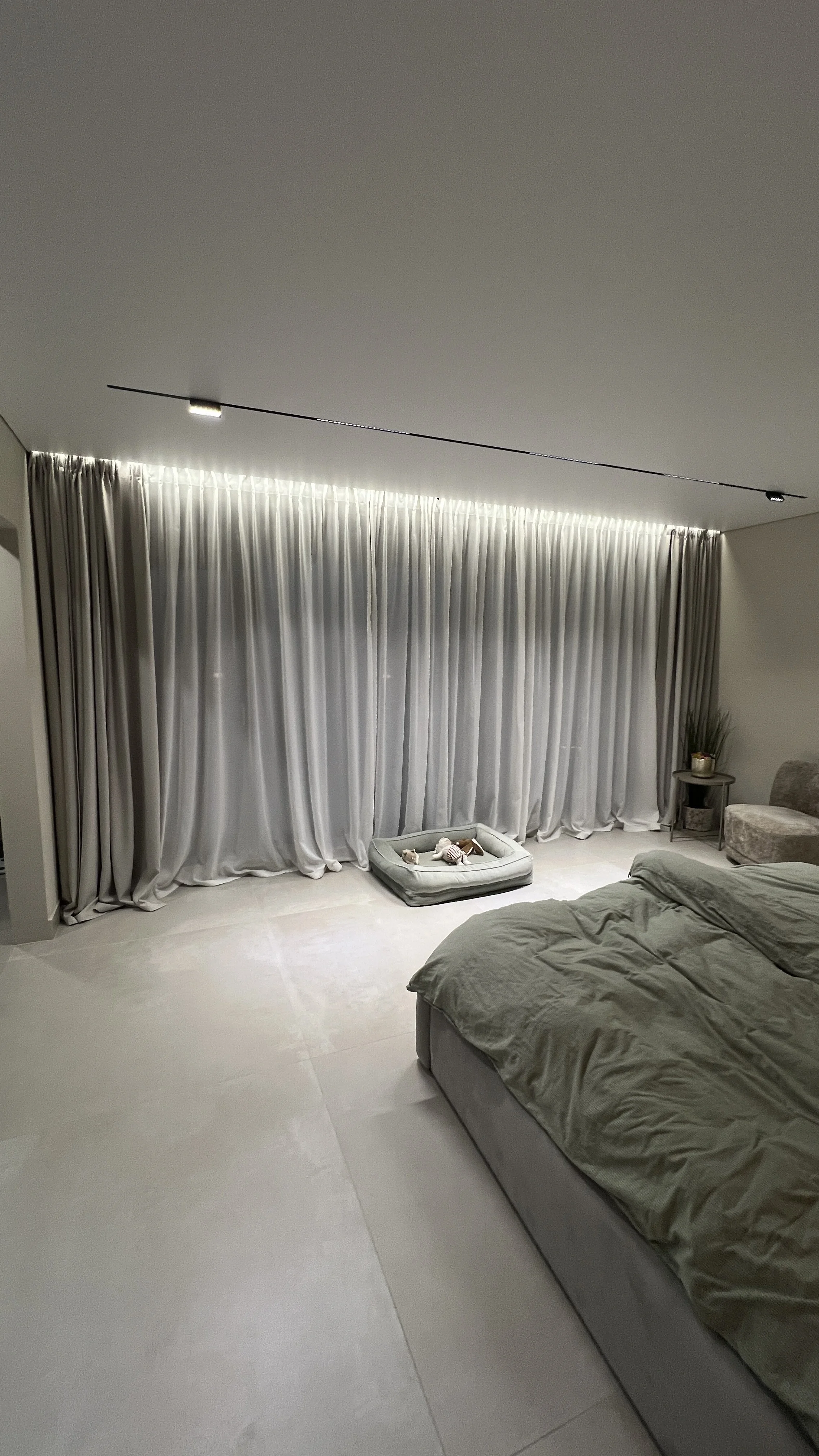 Бял матов опънат (окачен) таван със скрит корниз (ниша за пердета) и вграден трек осветление – София.