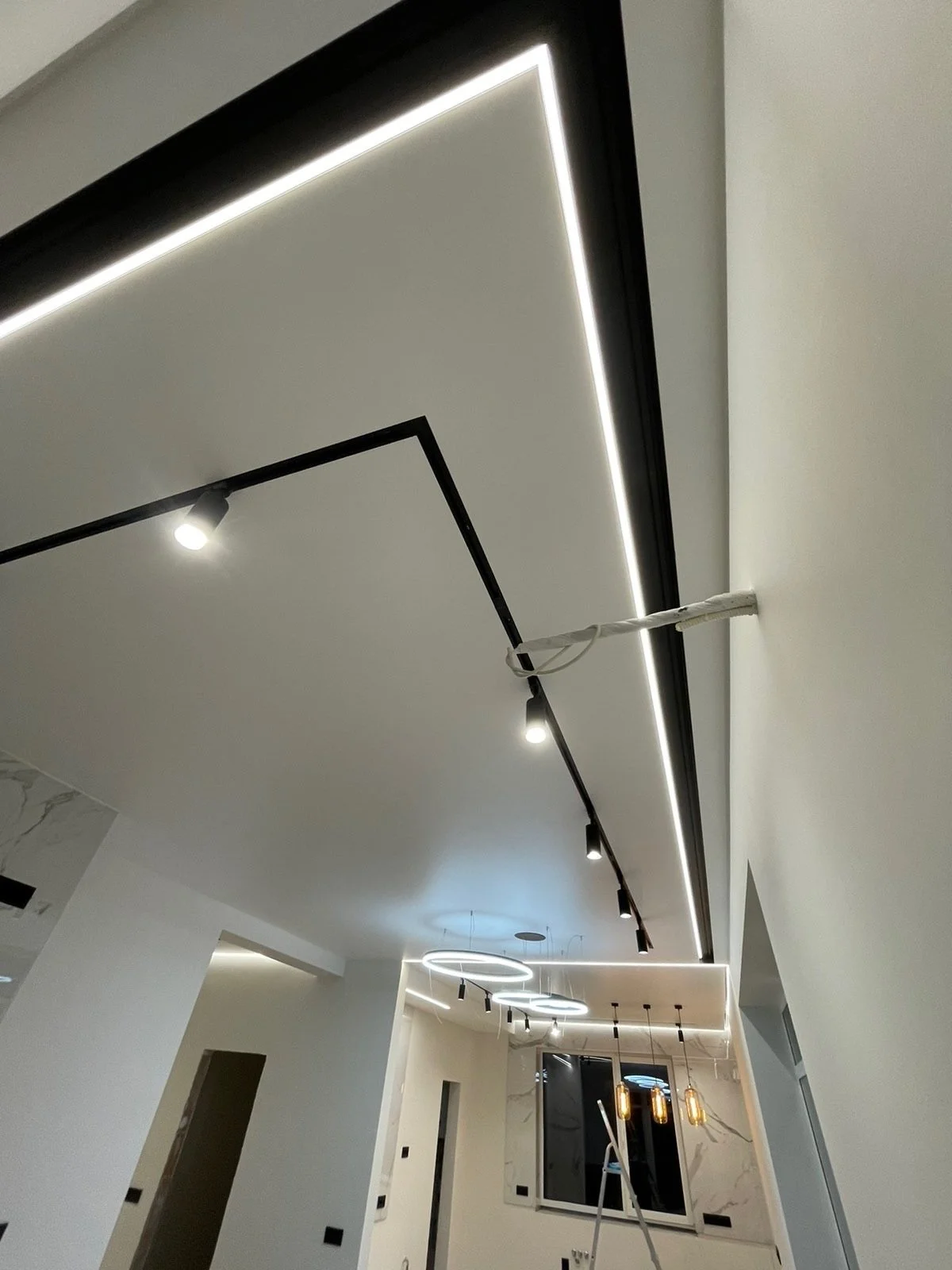 Решение за ремонт в София: опънат (окачен) таван вместо многократно шпакловане на тавана. Спестява време и дава идеално гладка повърхност за модерен дом.