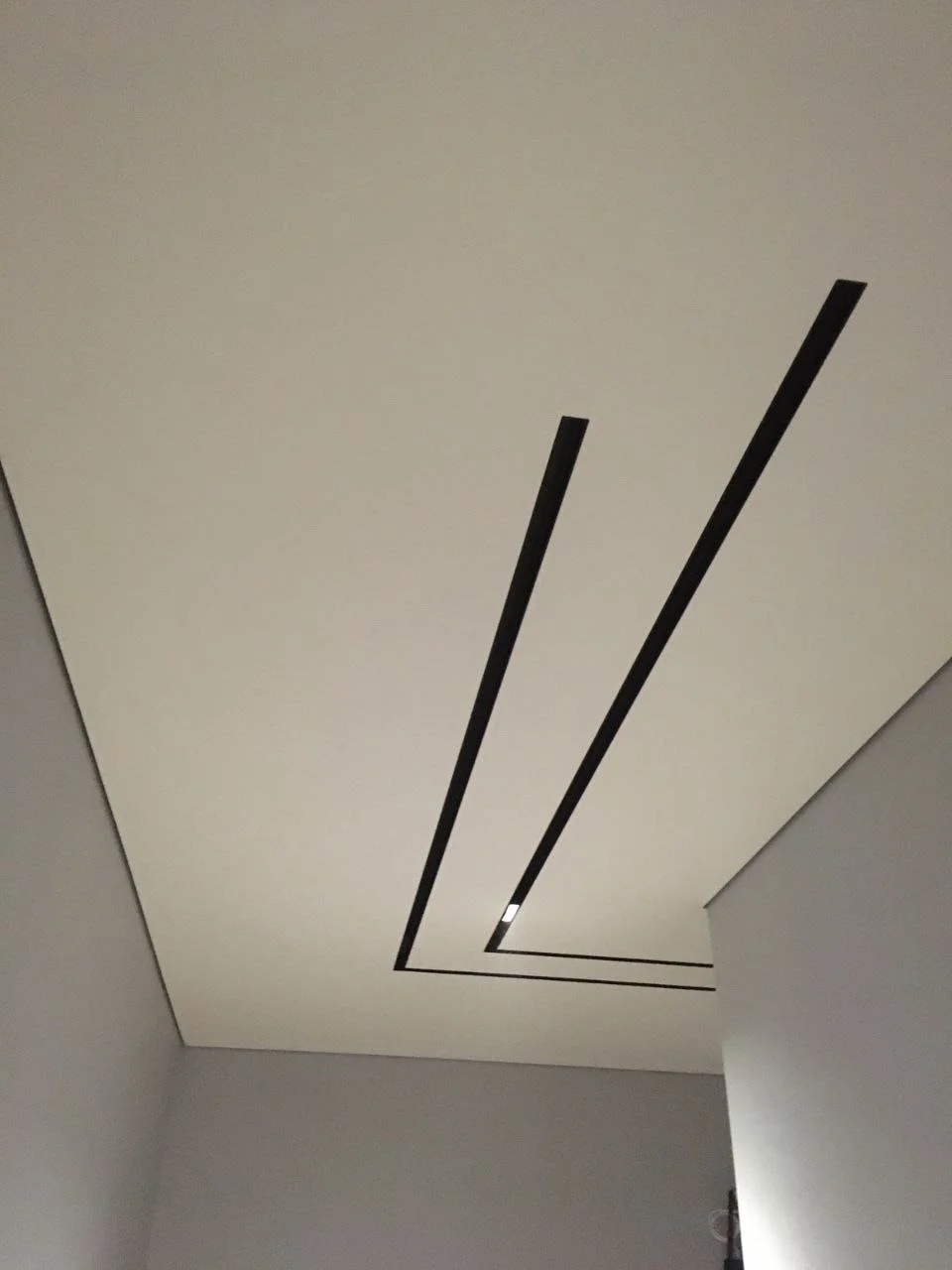 Матов таван с магнитна релса