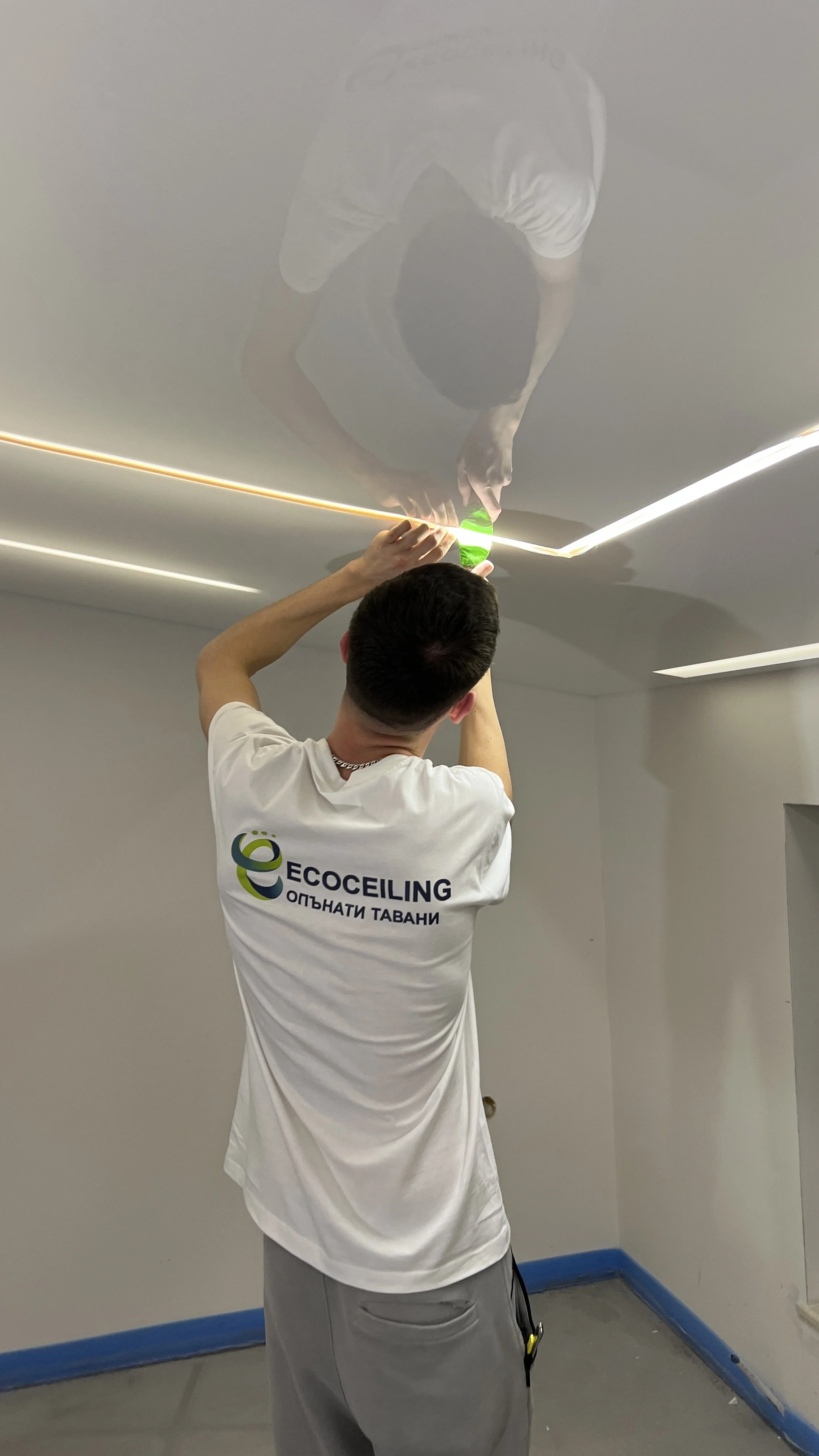 EcoCeiling София — монтаж натяжного потолка на объекте, работа монтажника опънати тавани
