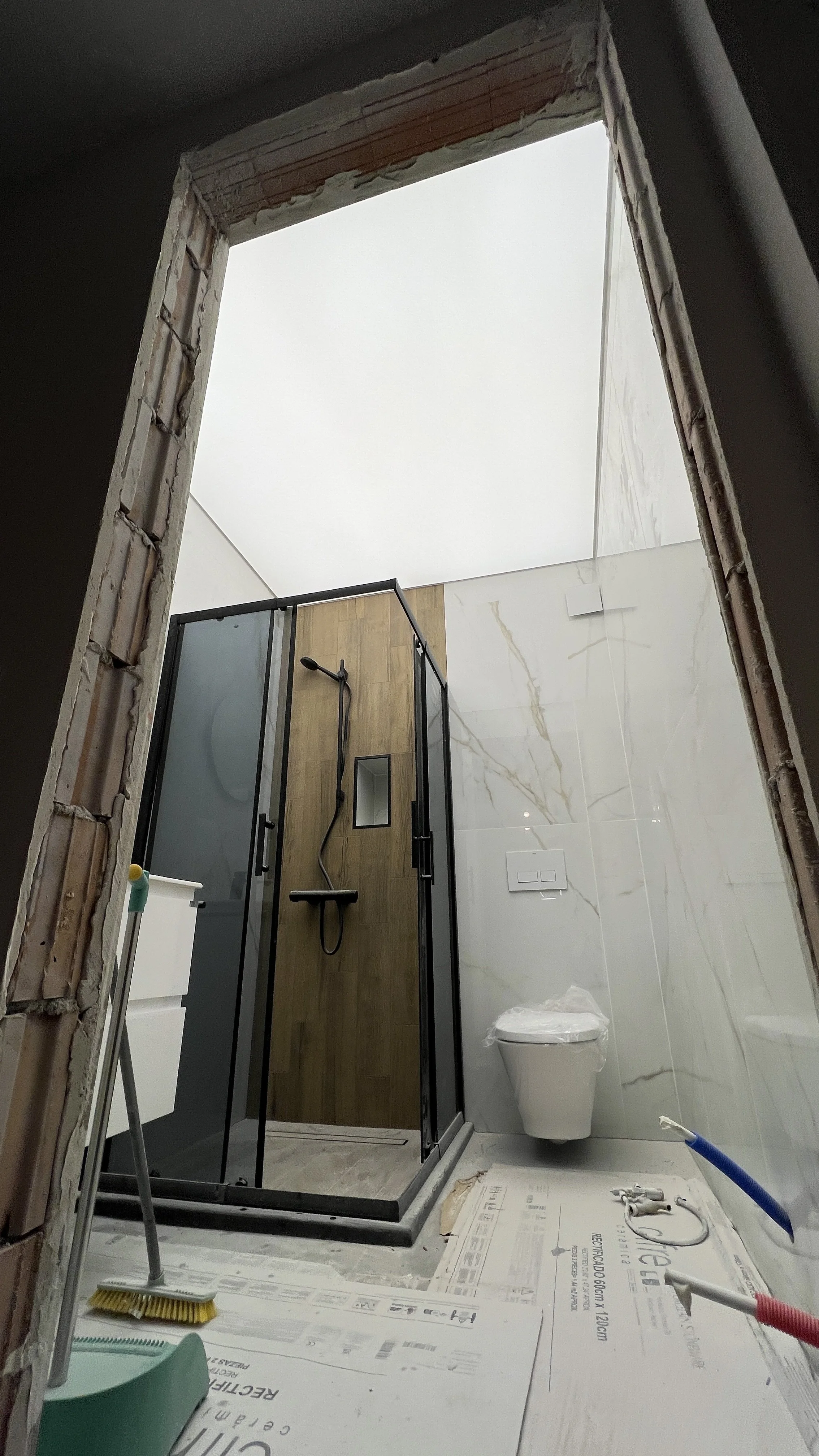 Full Light опънат окачен таван в баня София – цялостно осветен таван (пълен засвет)