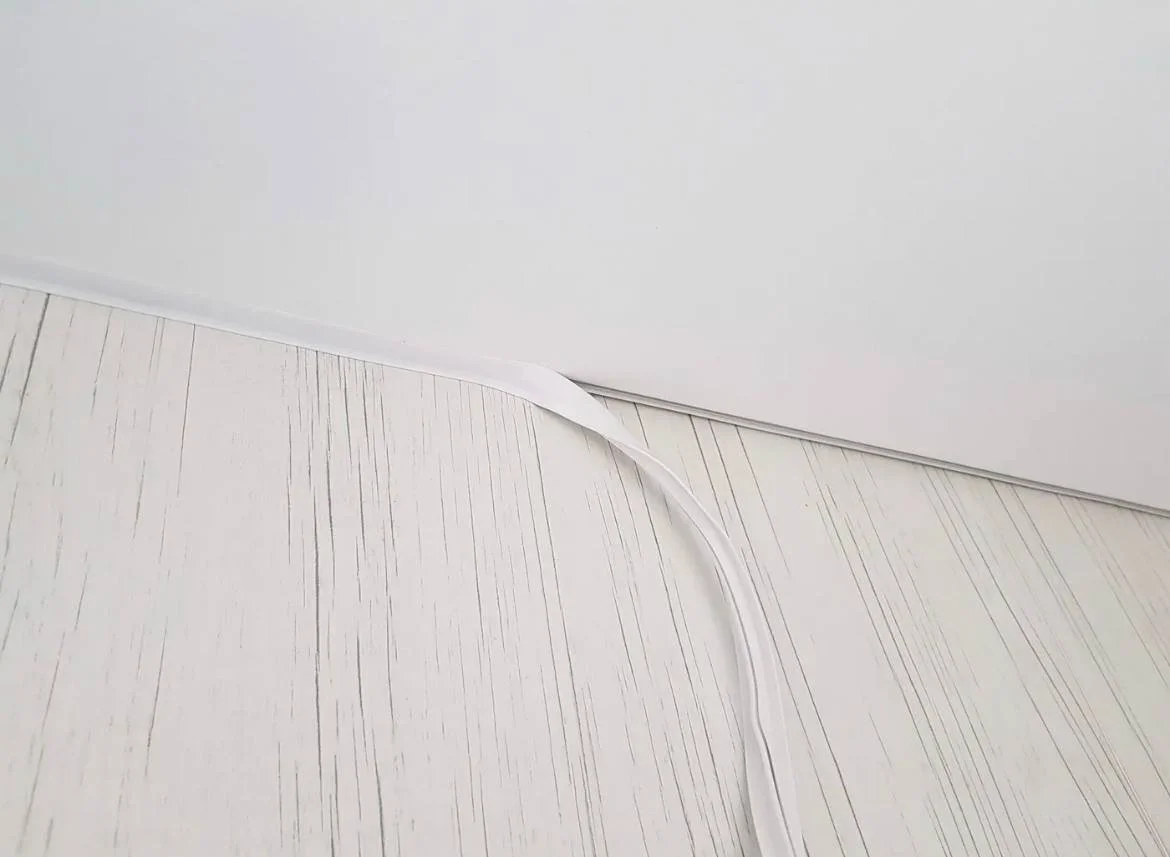 Уплътняваща декоративна лента при опънат таван – чисто примикване стена-таван – София