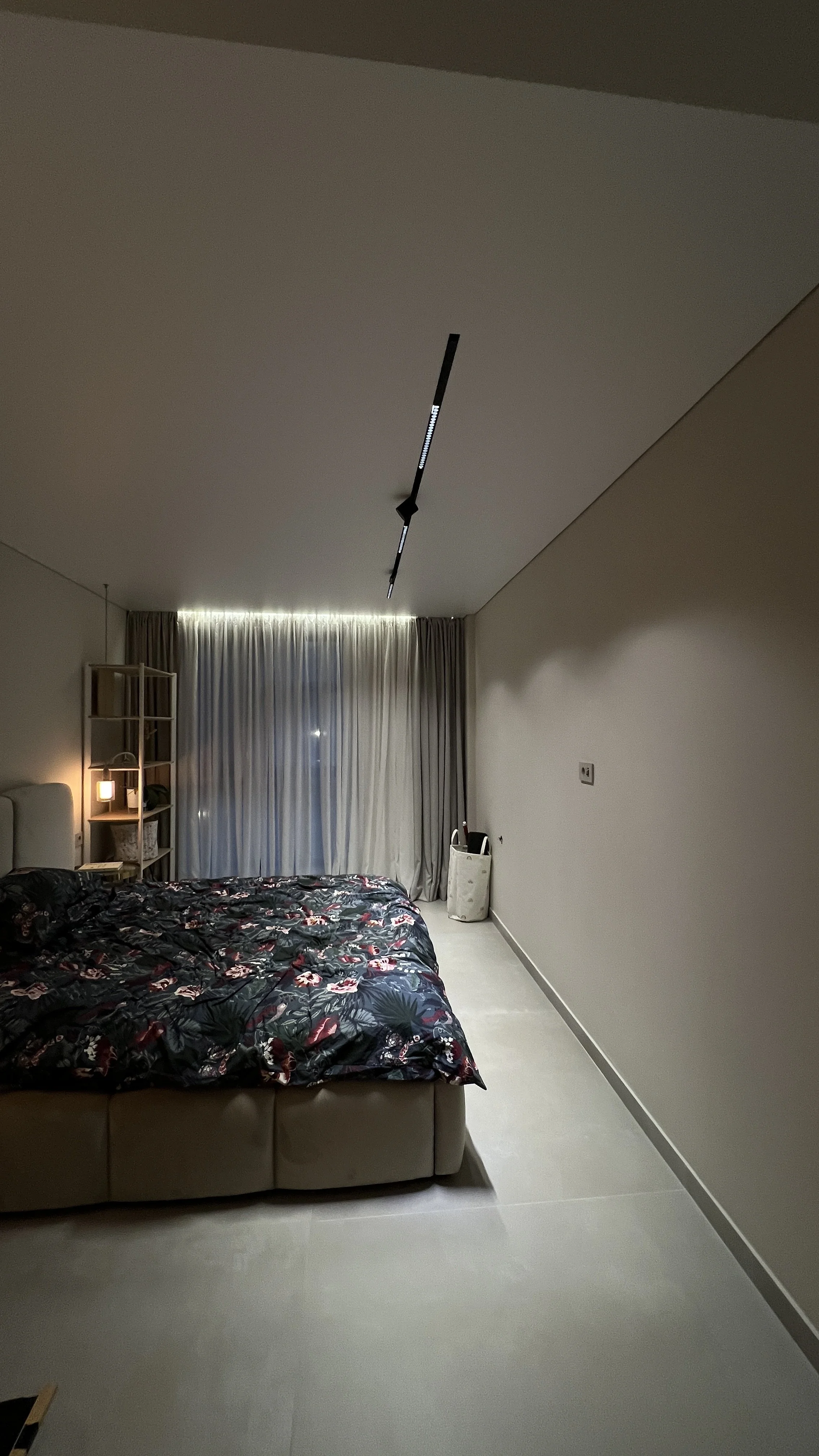 Матов опънат (окачен) таван в София с магнитни трекове и скрит корниз (ниша за пердета) – модерен дизайн и чист монтаж.