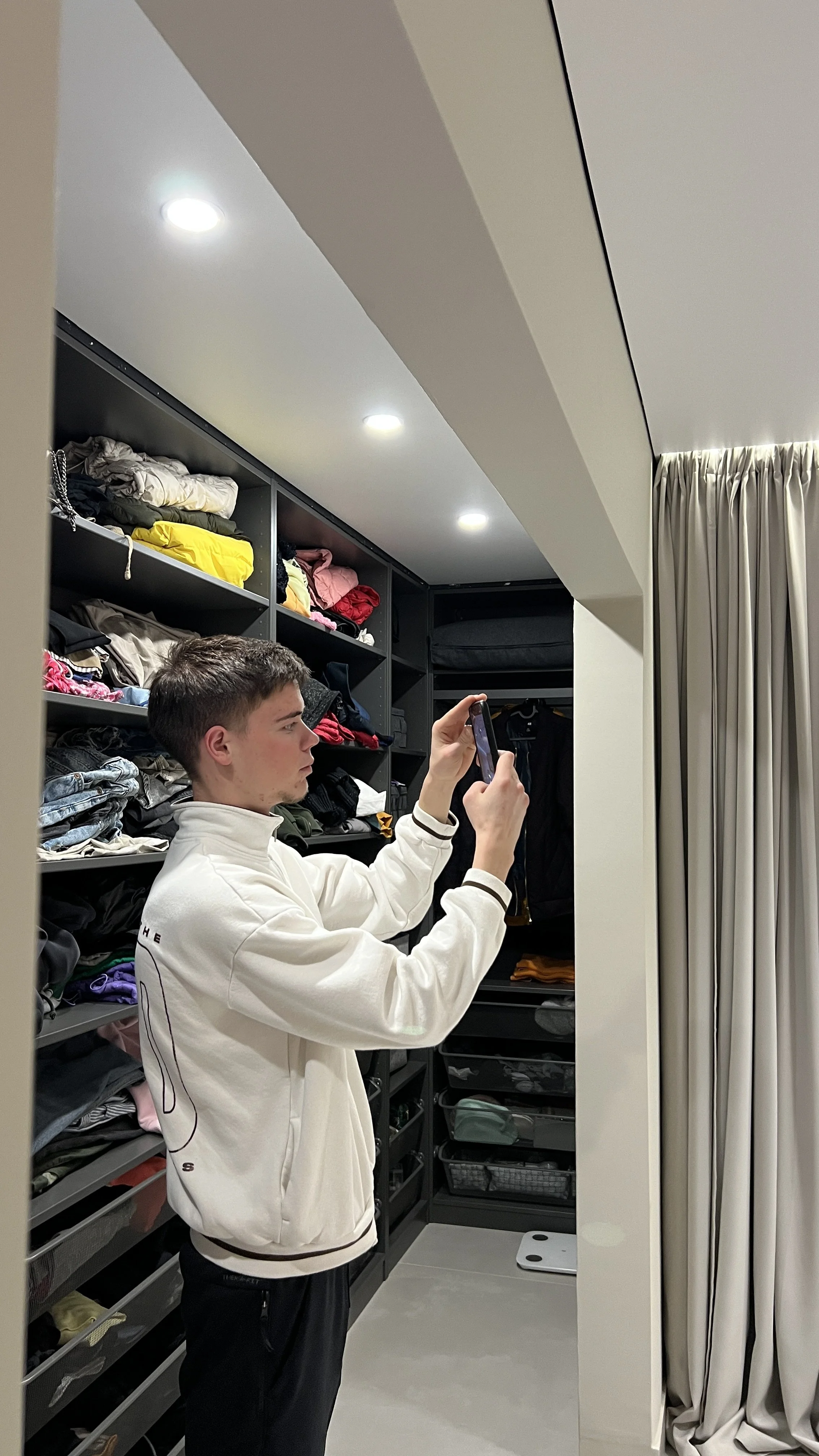 Опънат (окачен) таван в София: бяло матово платно, карнизна ниша (скрит корниз) и вграден трек