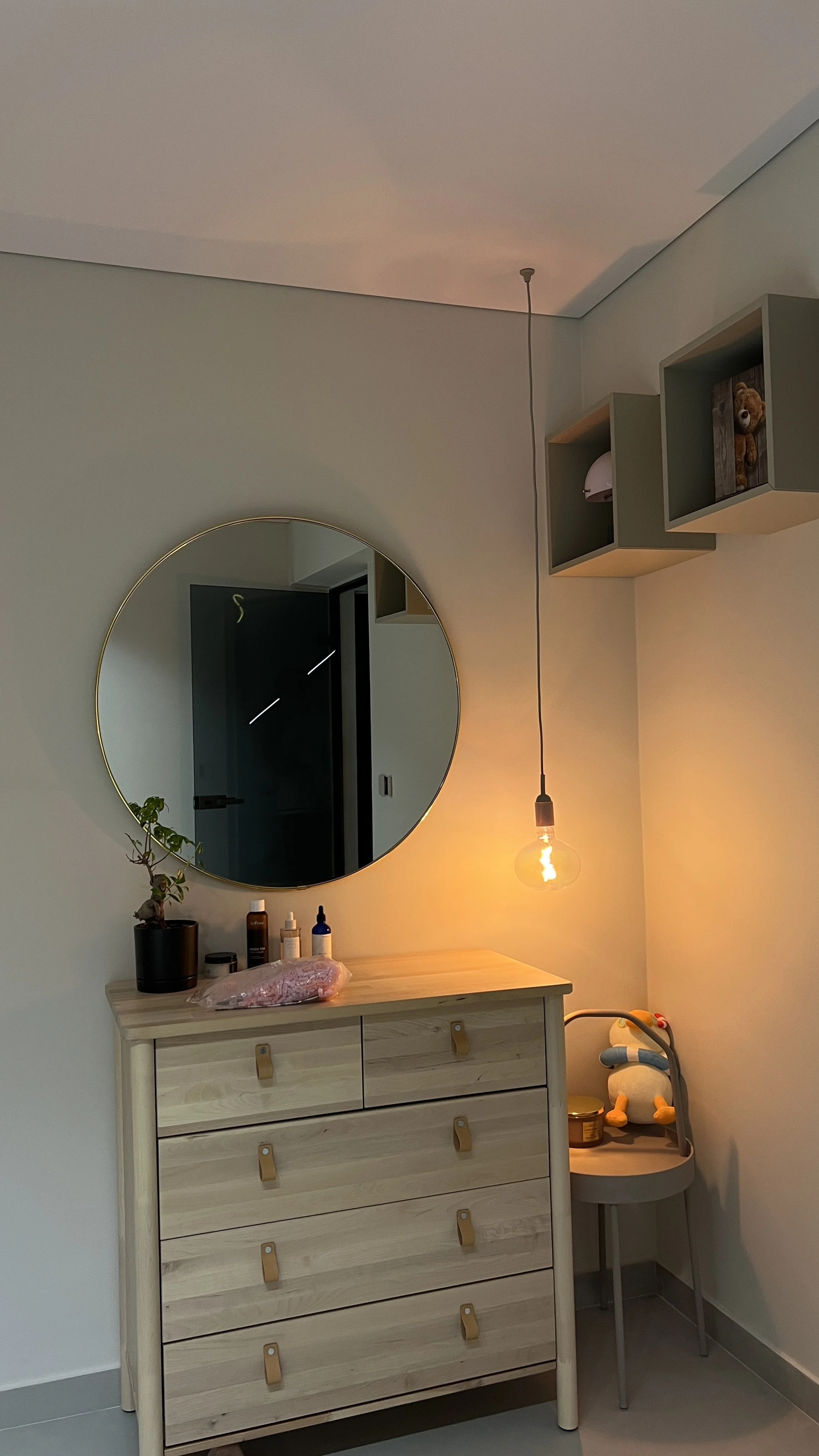 Вграден трек осветление в опънат (окачен) таван, бяло матово покритие и ниша за завеси – София.