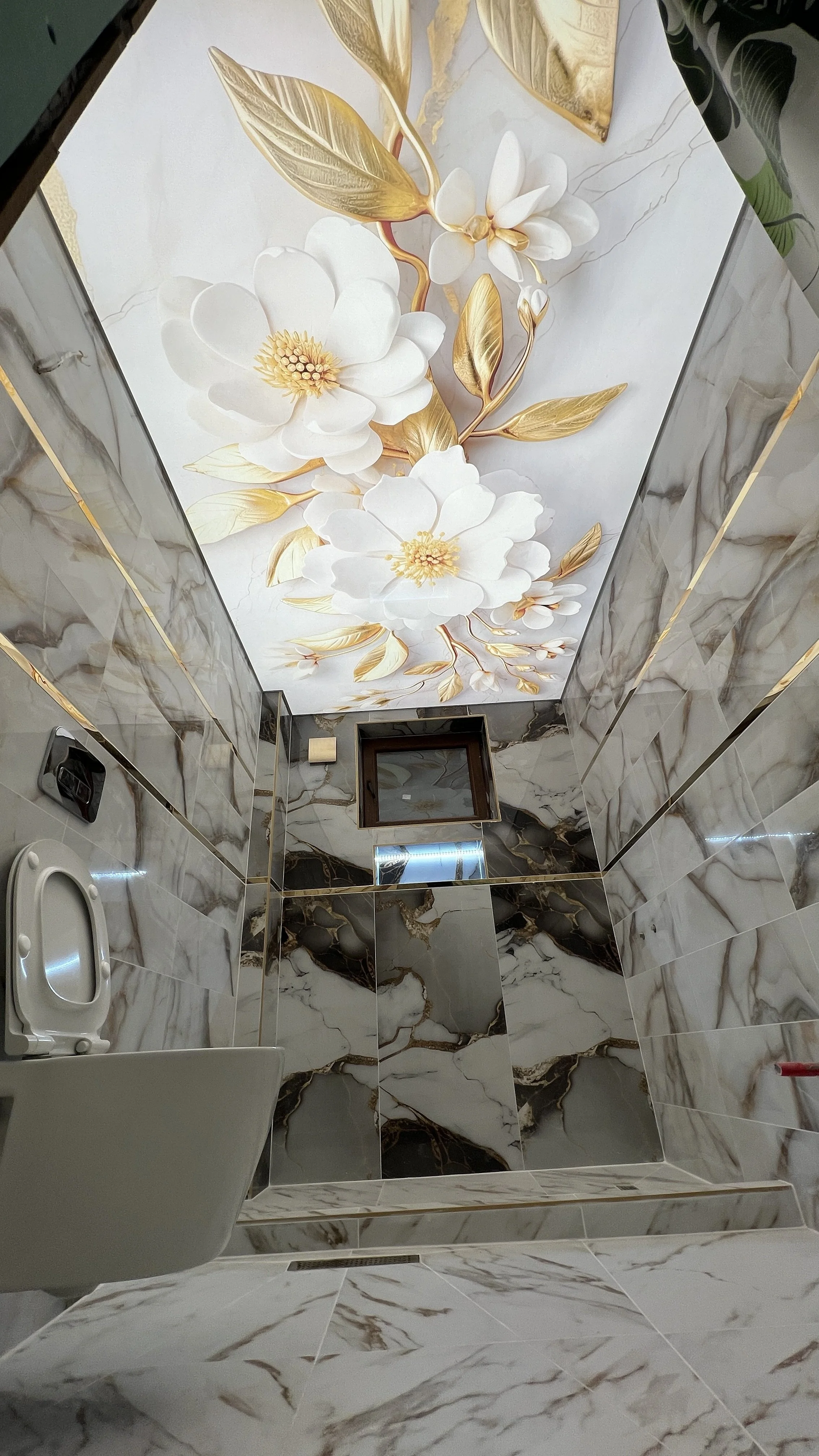 Full Light опънат таван за баня (окачени тавани) с печат – златни цветя върху светлинен таван.
Луксозен дизайнерски акцент за баня в София: пълен засвет + уникална визия. full_light_gold_print | София