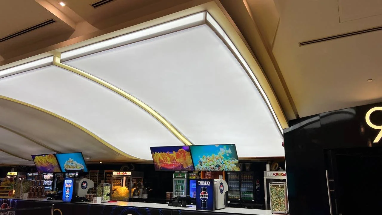 Гланцов опънат таван със LED рамка в търговски център в гр. София, 250 кв.м. — монтаж от EcoCeiling за бизнес обекти