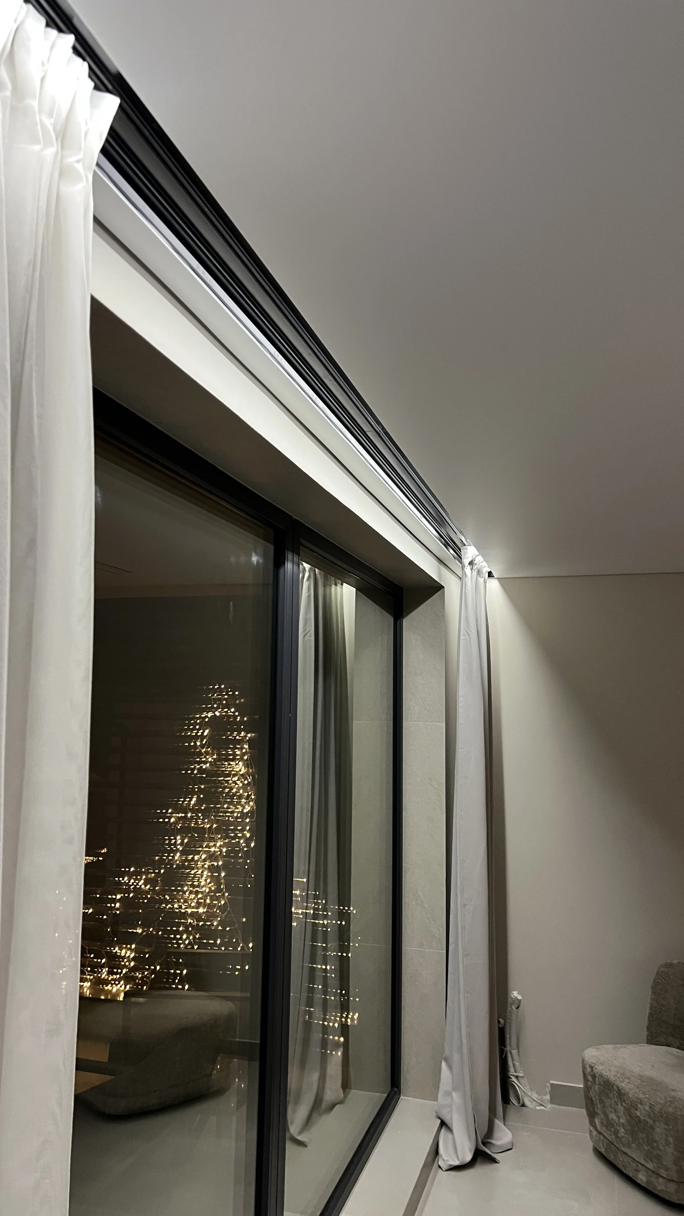 Скрит (вграден) магнитен трек в опънат (окачен) таван – модерно осветление за София и Пловдив.