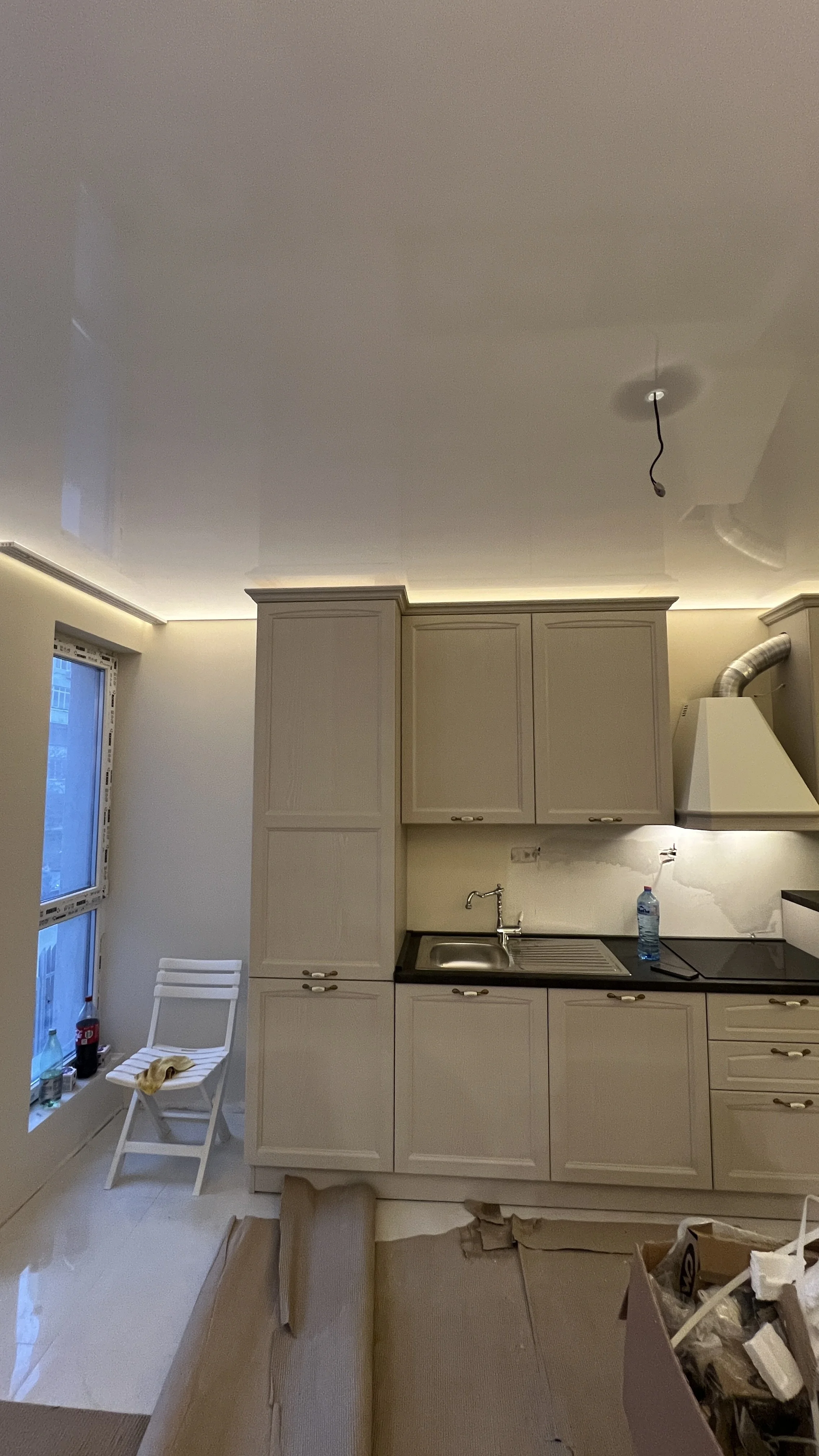 Опънат (окачен) таван в София – практичен избор за коридор/хол при ремонт. След боядисване и шпакловка на стените таванът завършва интериора с чиста линия.