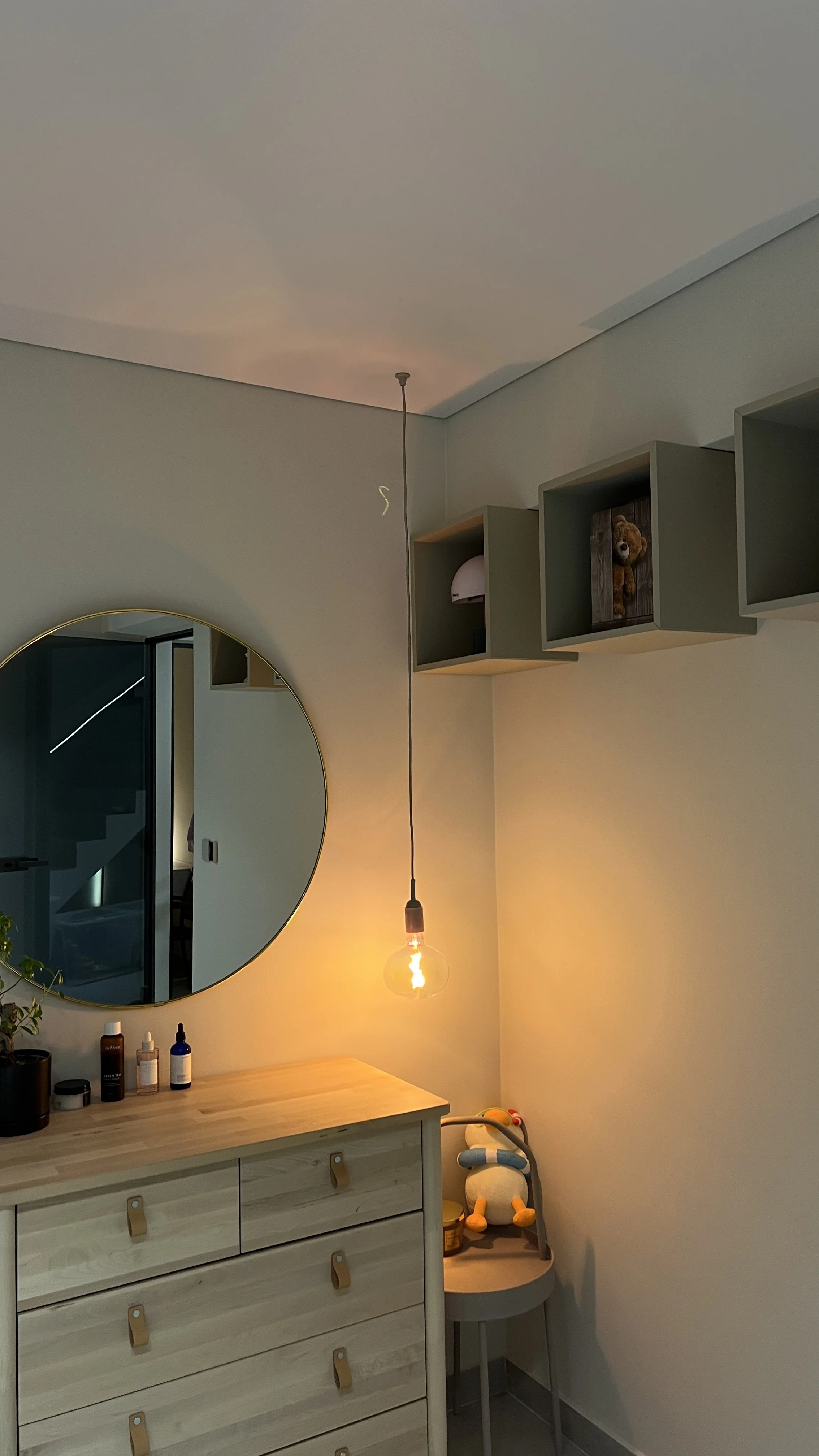 Матови опънати тавани в София с (ниша за пердета) – модерен дизайн.