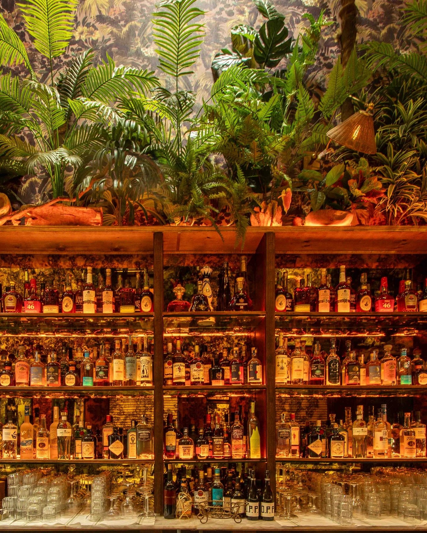 Don&rsquo;t be embarrassed to come before your reservation. We all deserve some easy drinks, complimentary bites, and a smooth transition to the full dining experience at #LasLapMiami before the weekend starts. Join us for $7 drink specials from 5pm 