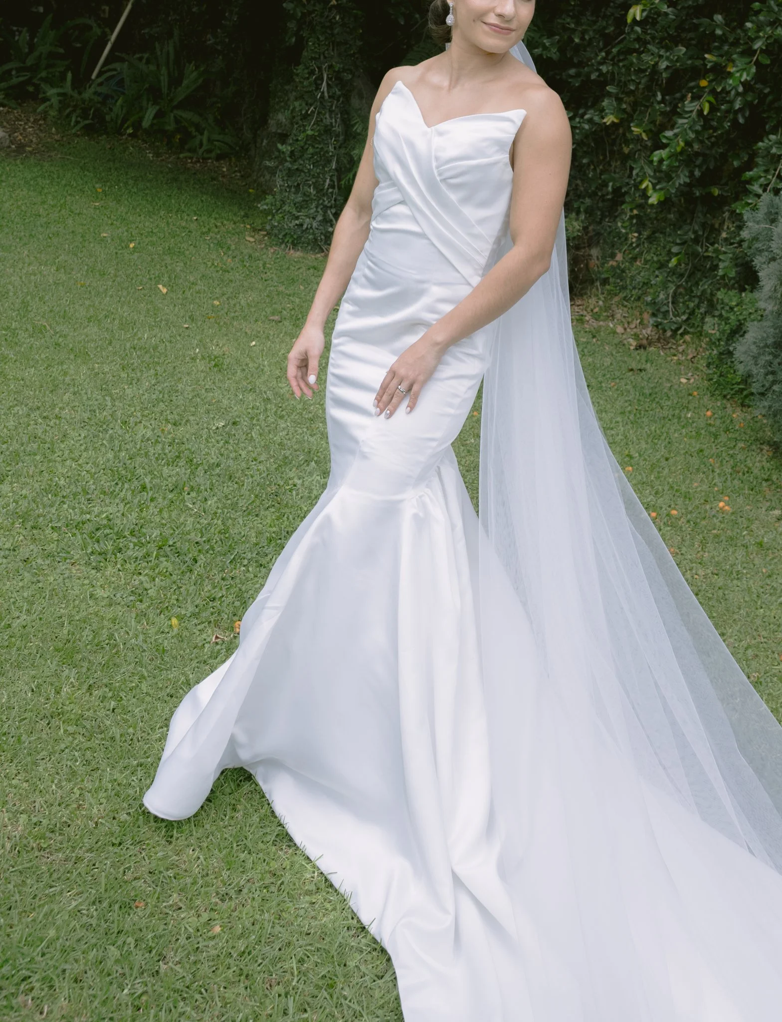Mujer en vestido de novia en jardín