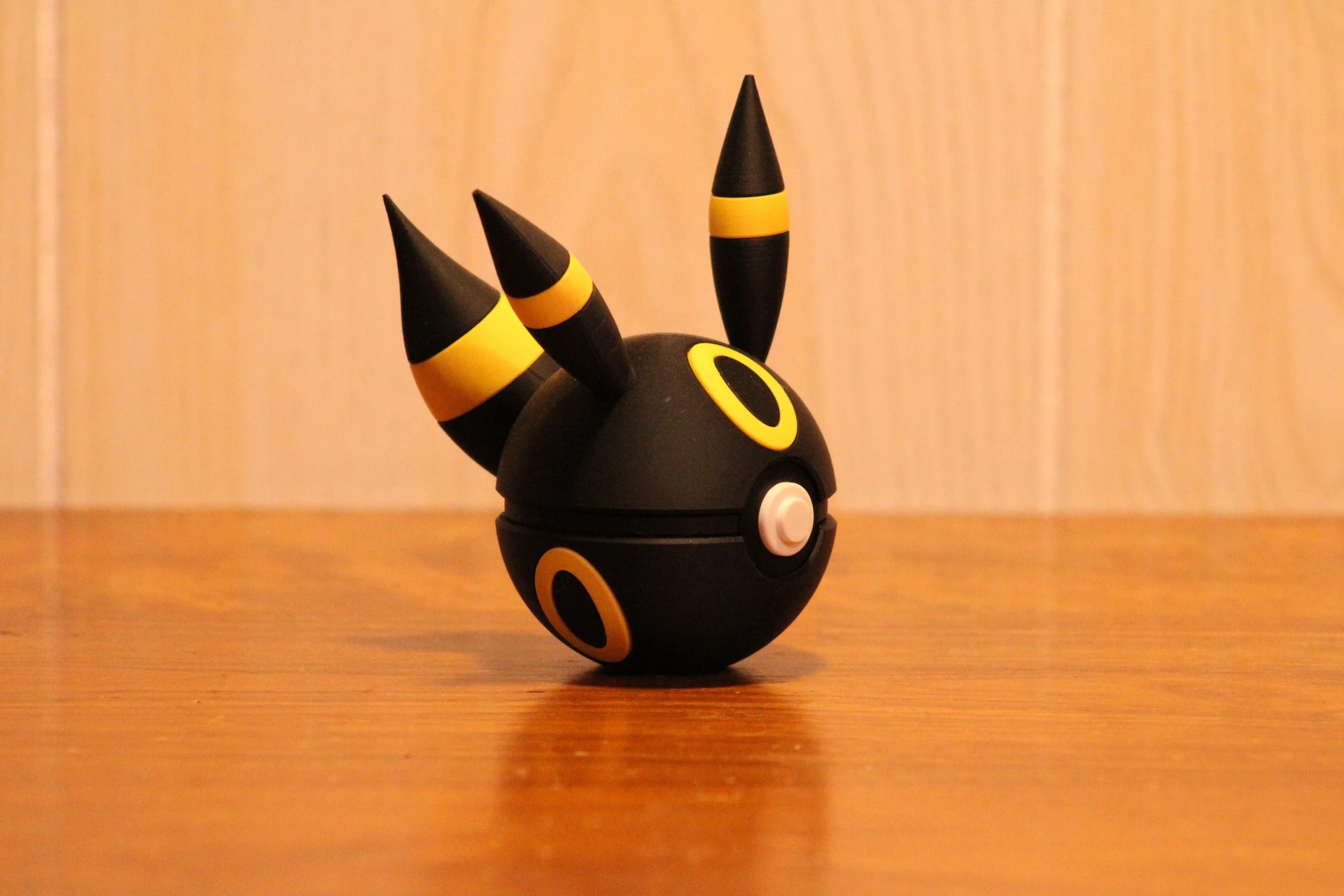 #0197 - Umbreon inspired Pokéball Collectable