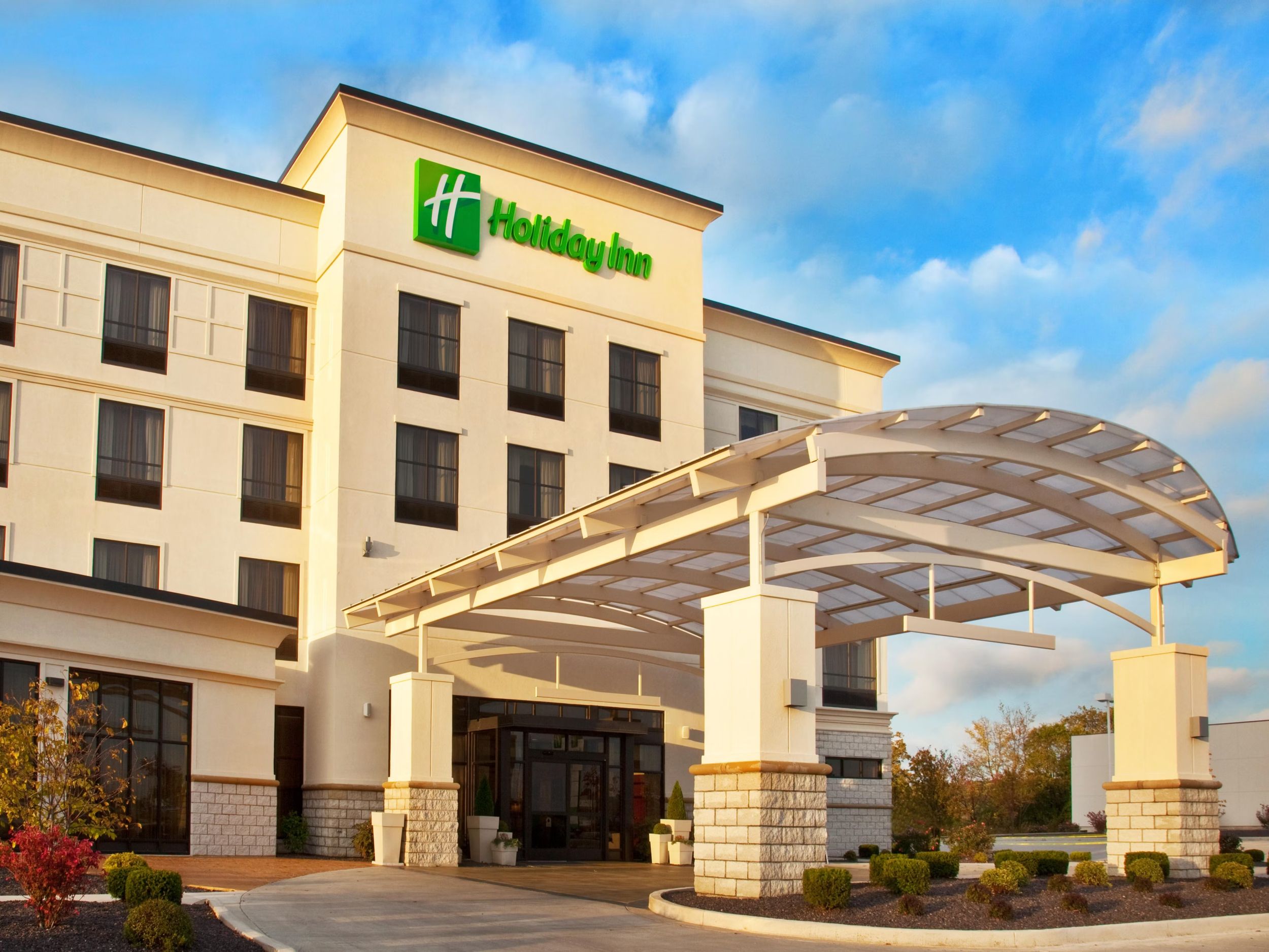 <span style="display:inline-block; line-height:1.05;"> Holiday Inn<br><b>Quincy, IL</b> </span>